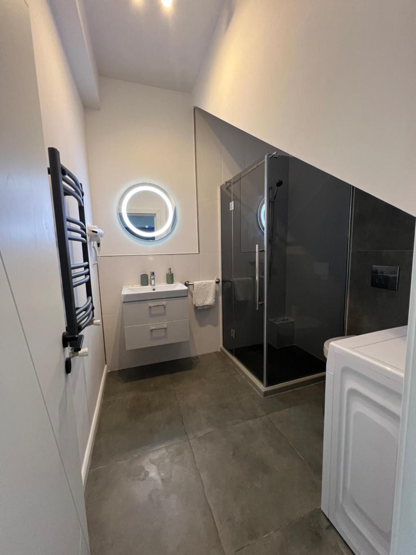 Deluxe One-Bedroom Apartment