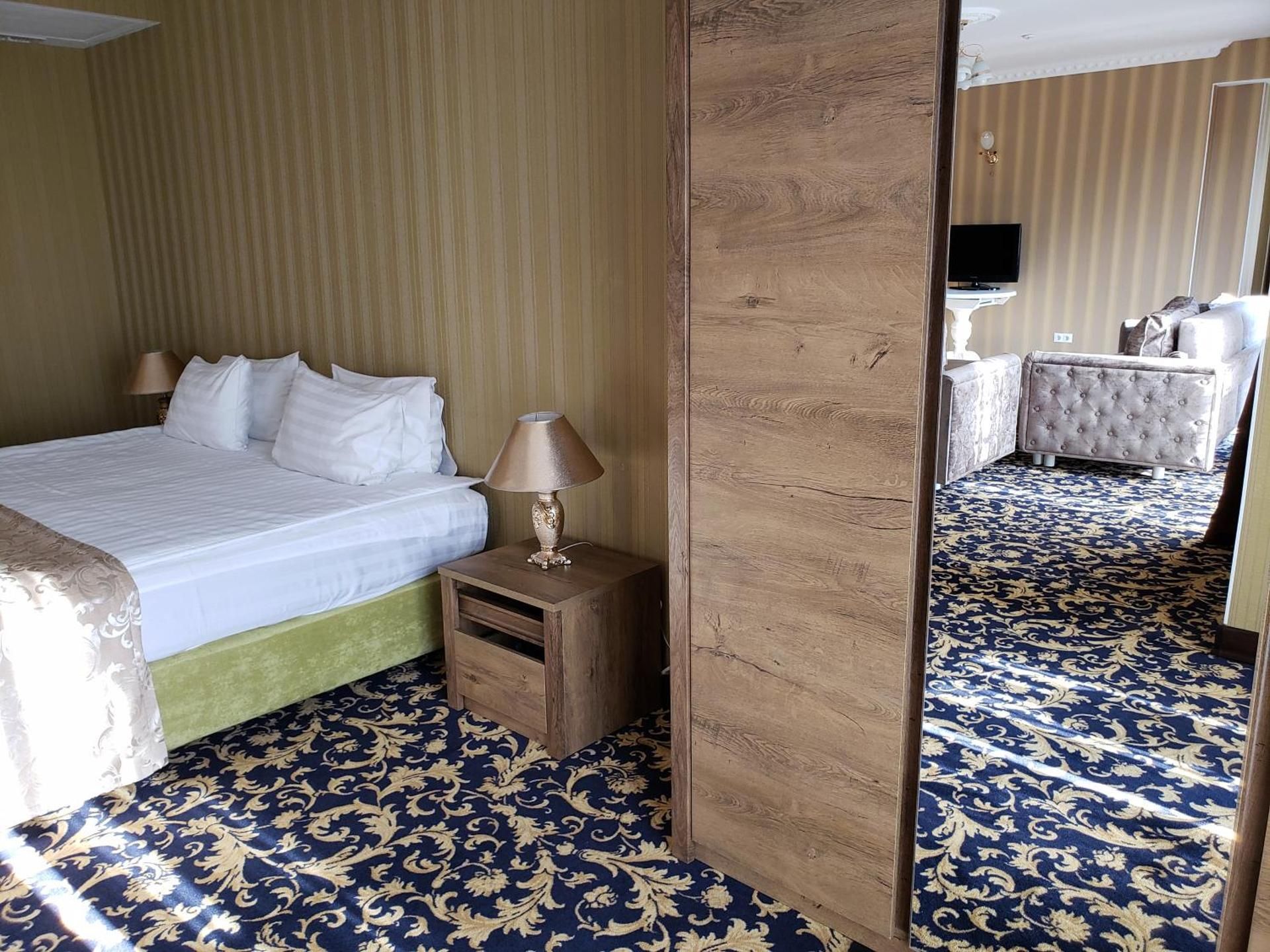 Suite Apartment with 2 French Balcony