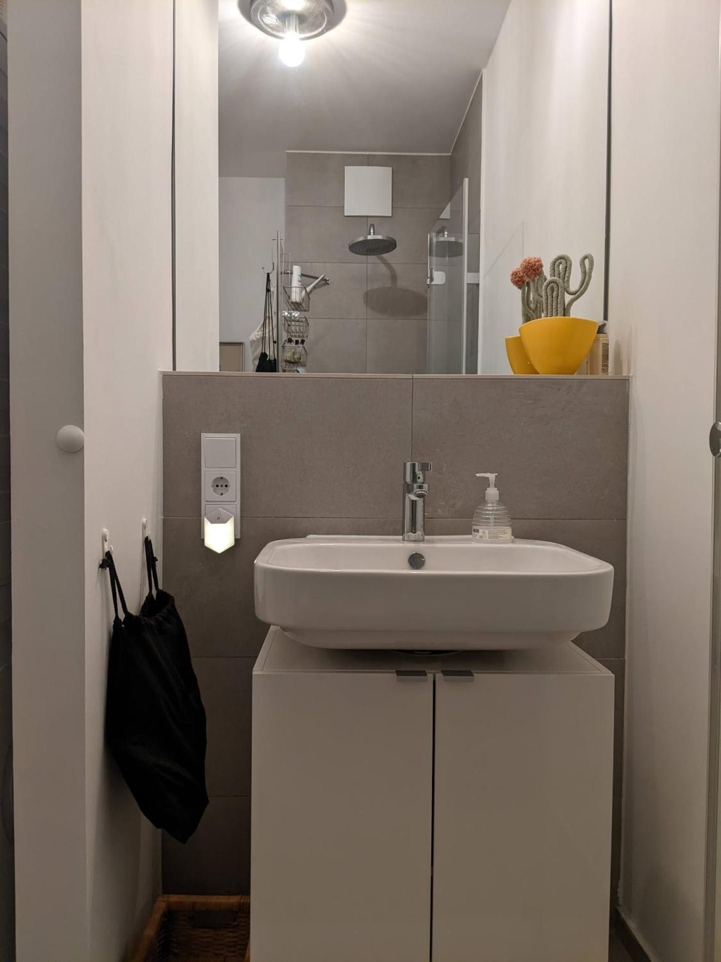 EITHER Private 2B2B OR Shared 1B1B, Luxury, Bright, Spacious Deluxe Queen Room 2