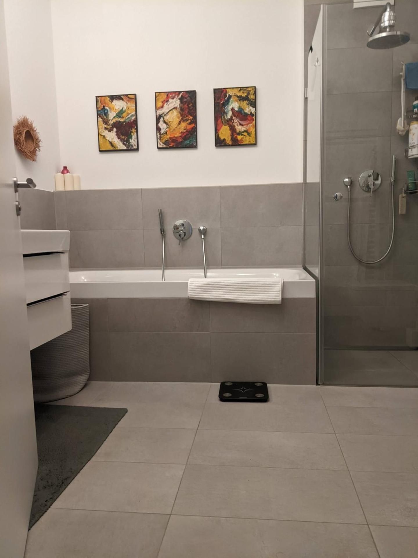 EITHER Private 2B2B OR Shared 1B1B, Luxury, Bright, Spacious Deluxe King Room