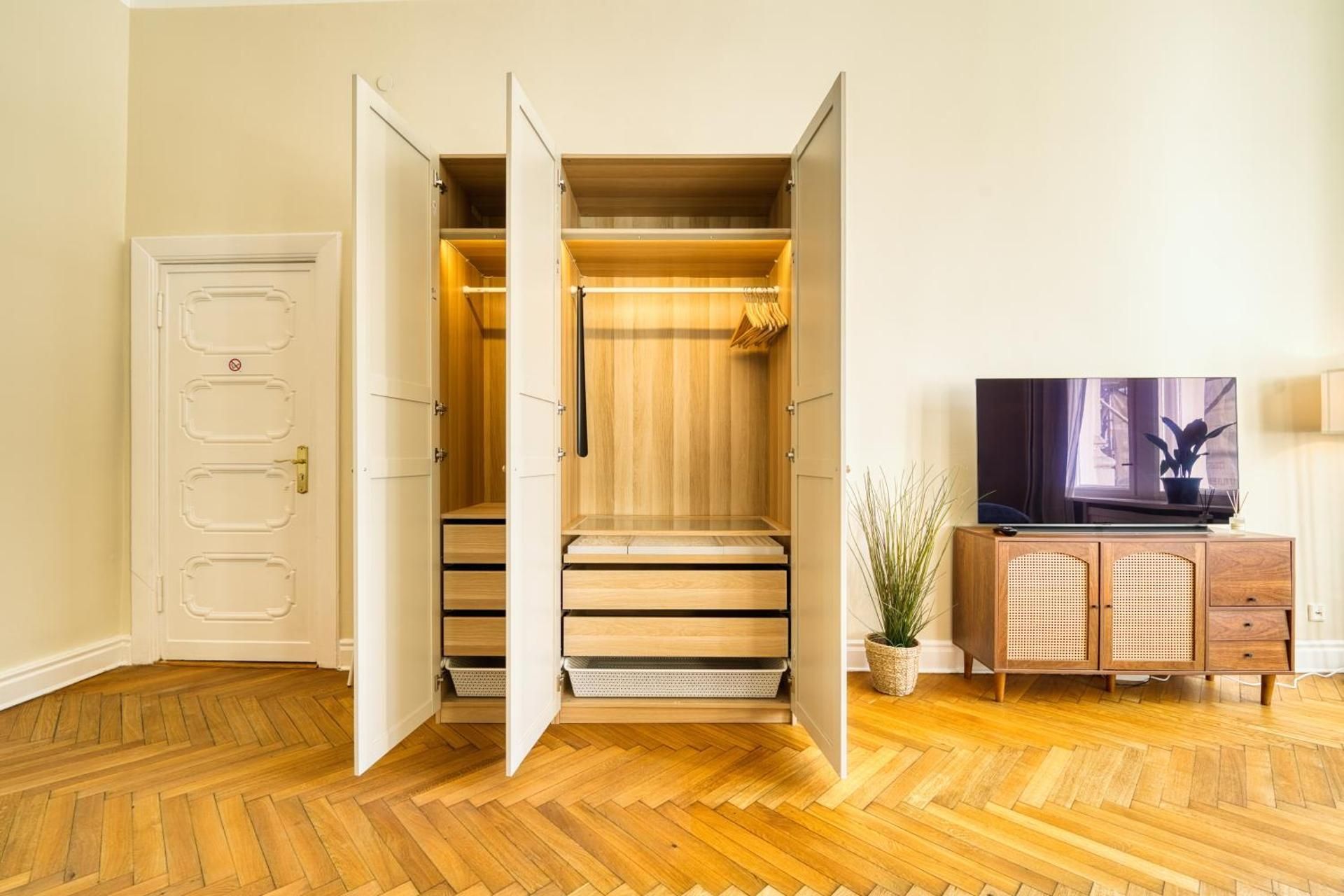 Deluxe King Suite
