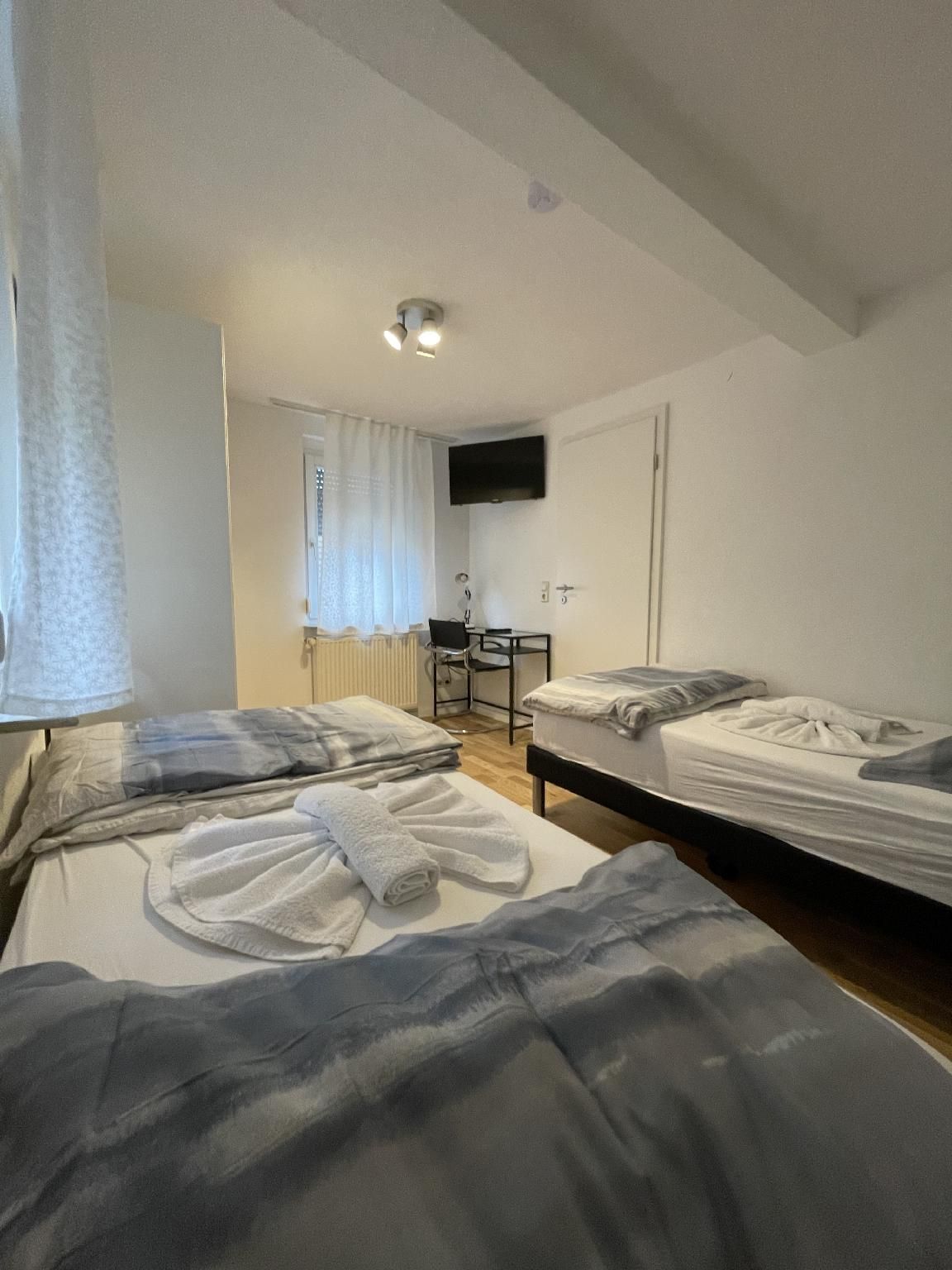 Fewo Reutlingen Metzstrasse Apartment-Deluxe-Eigenes Badezimmer-Stadtblick-OG 2