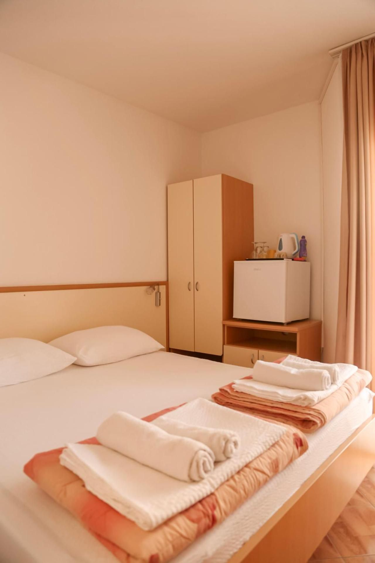 Deluxe Double Room with Side Sea View