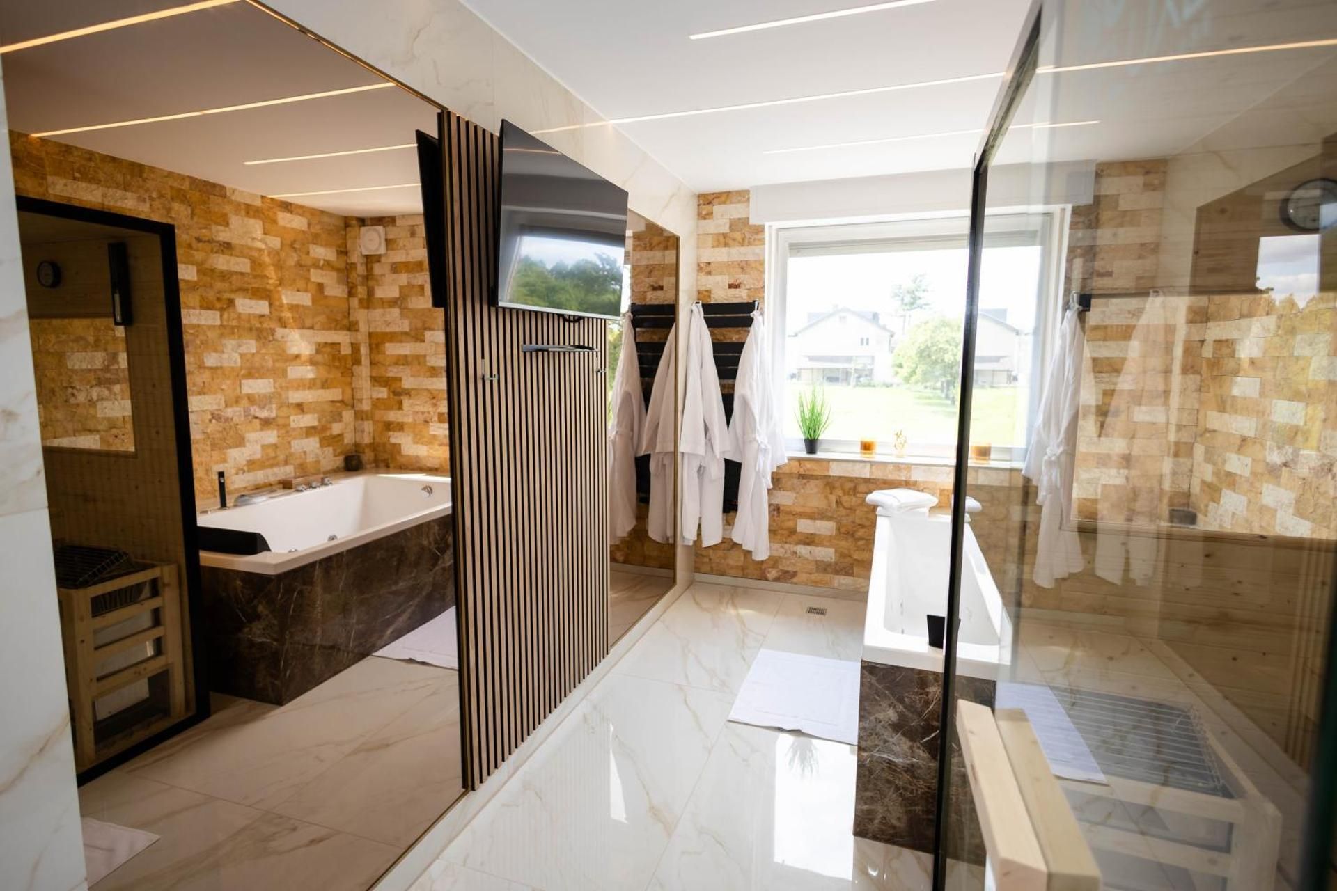 Deluxe Suite with Spa Bath