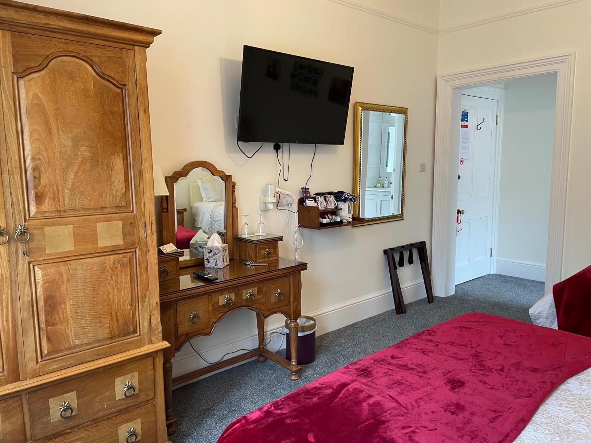 Small en-suite family room for 3