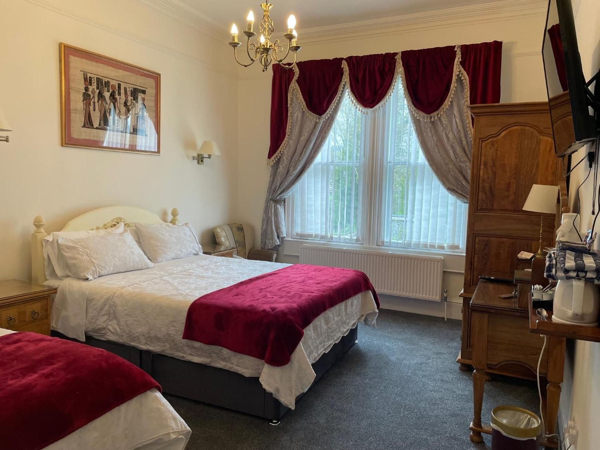 Small en-suite family room for 3