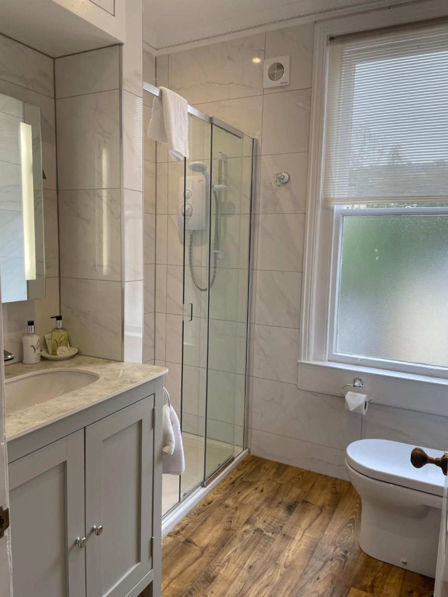 Small en-suite family room for 3