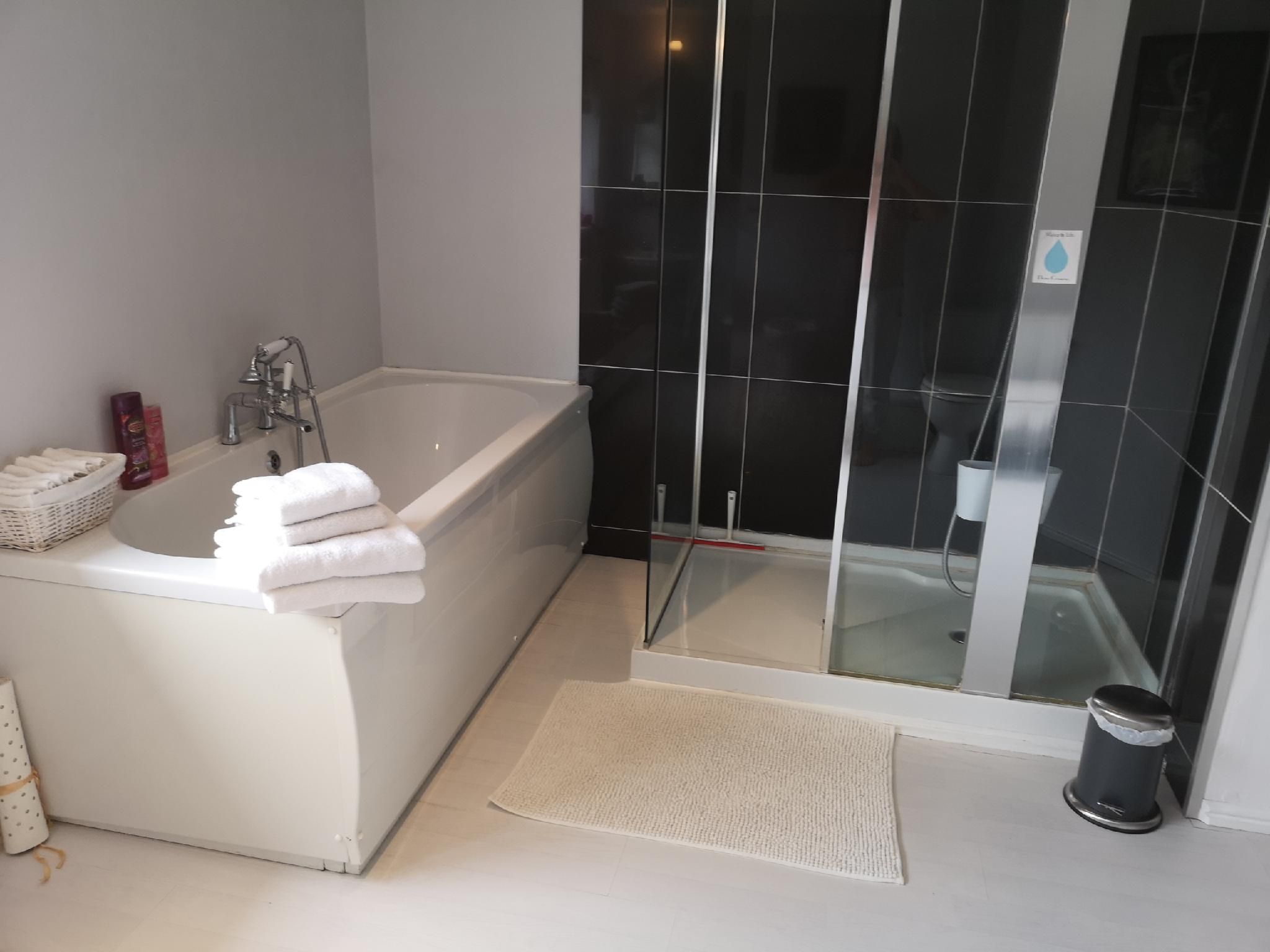 UPTHEDOWNS B&B Double room-Superior-Ensuite with Shower-Street View 3