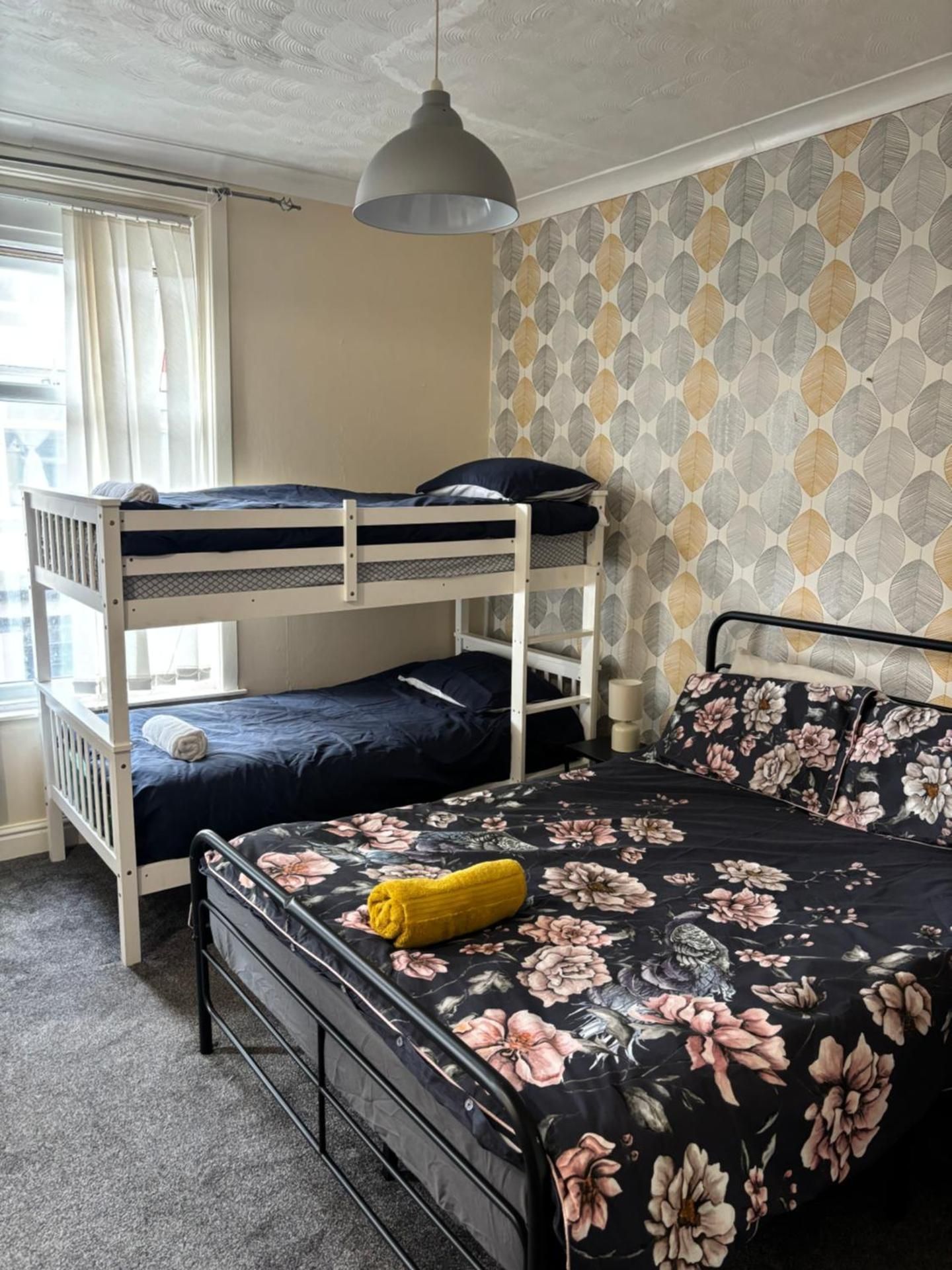 Affordable Golden Mile Blackpool Hotel Family Room with Private Bathroom 2