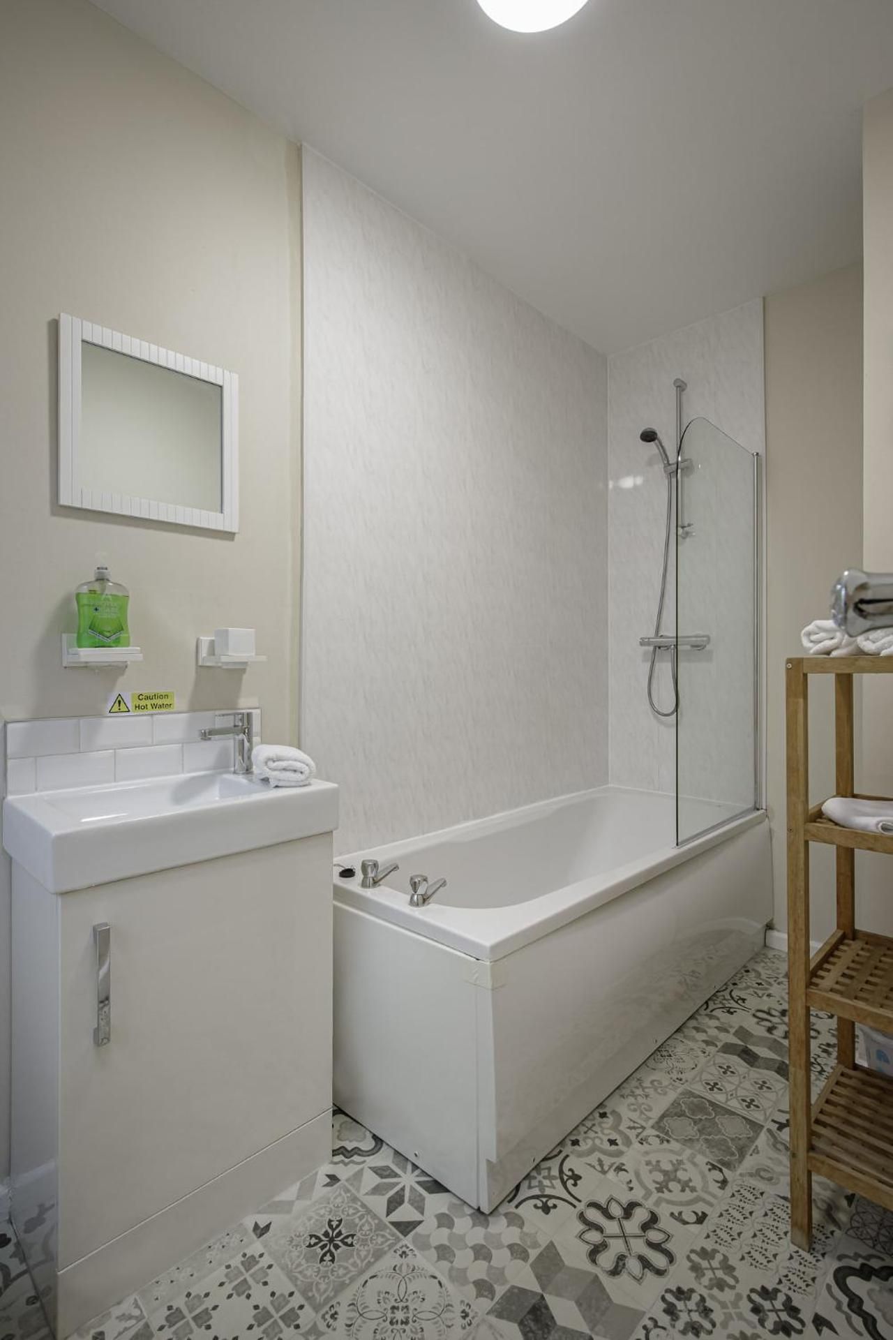 Apartment with Shower