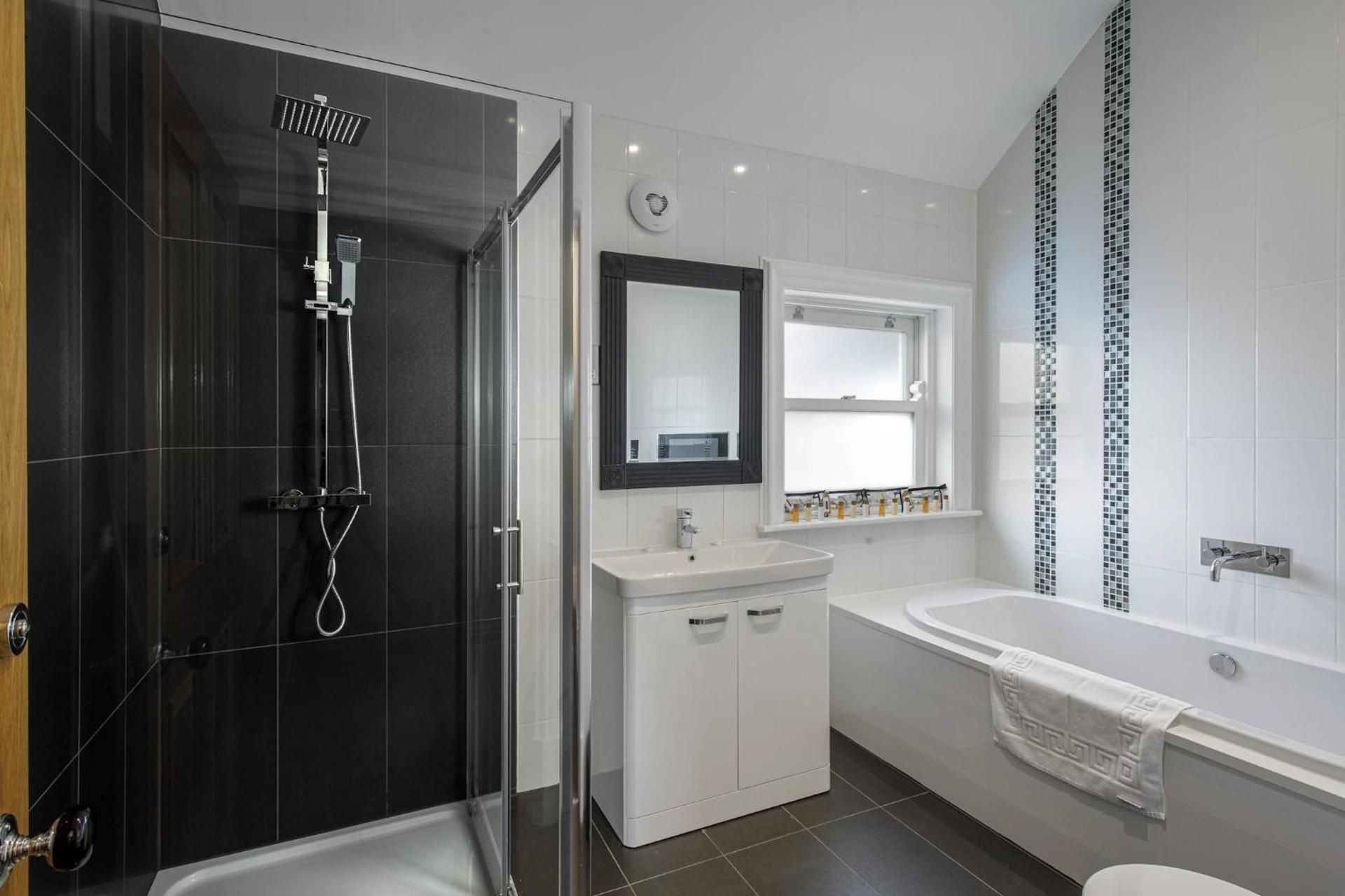 Mode Breck Apartments Three-Bedroom Luxury Duplex Suite 2