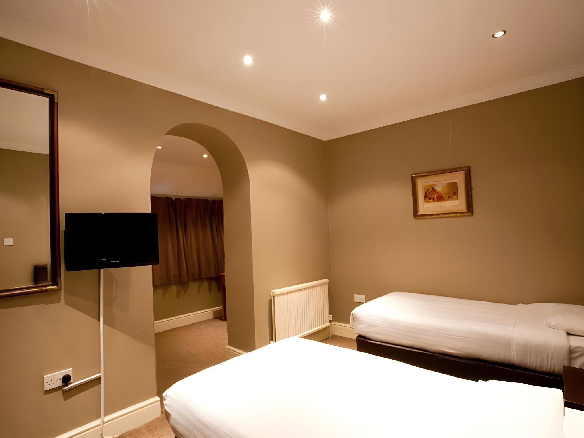 Basic Twin Room with Shared Bathroom