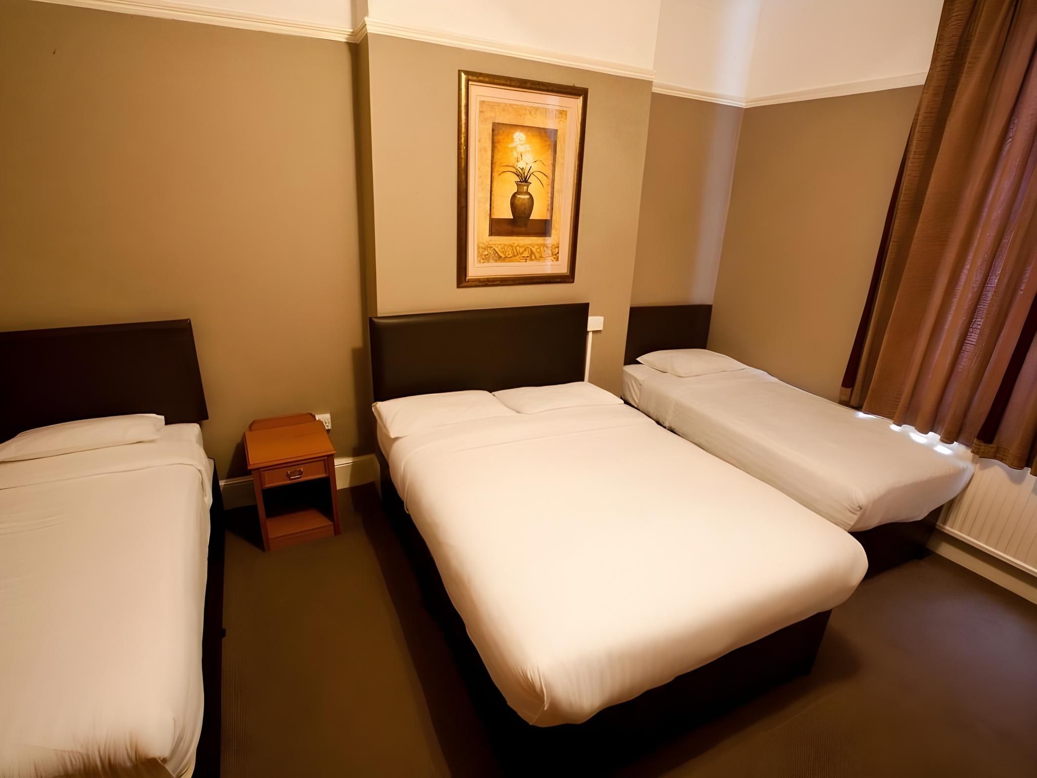 Newham Hotel Triple Room 2