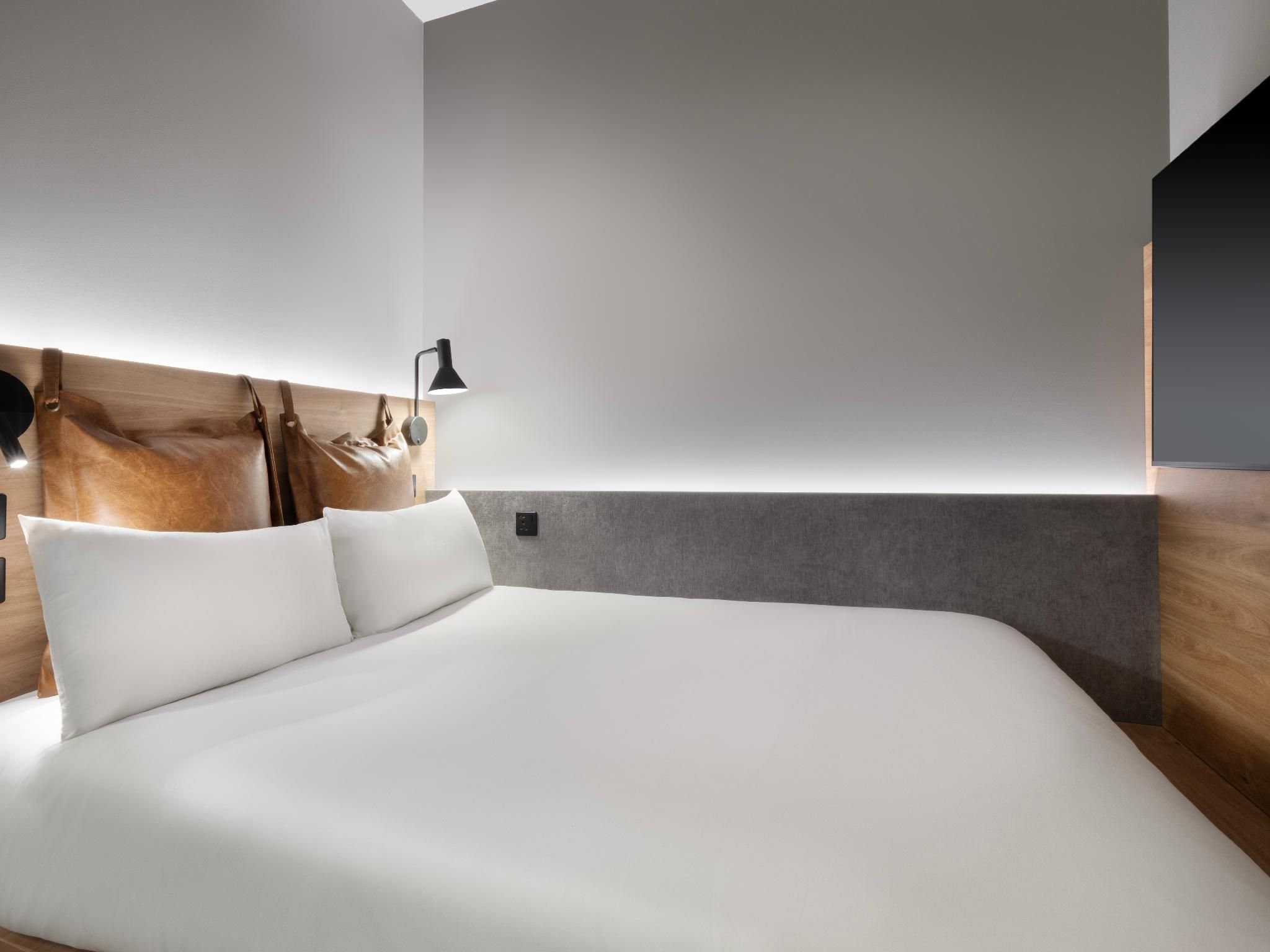 Moxy Hideaway Sleeper, Windowless Guest room, 1 Queen, No view