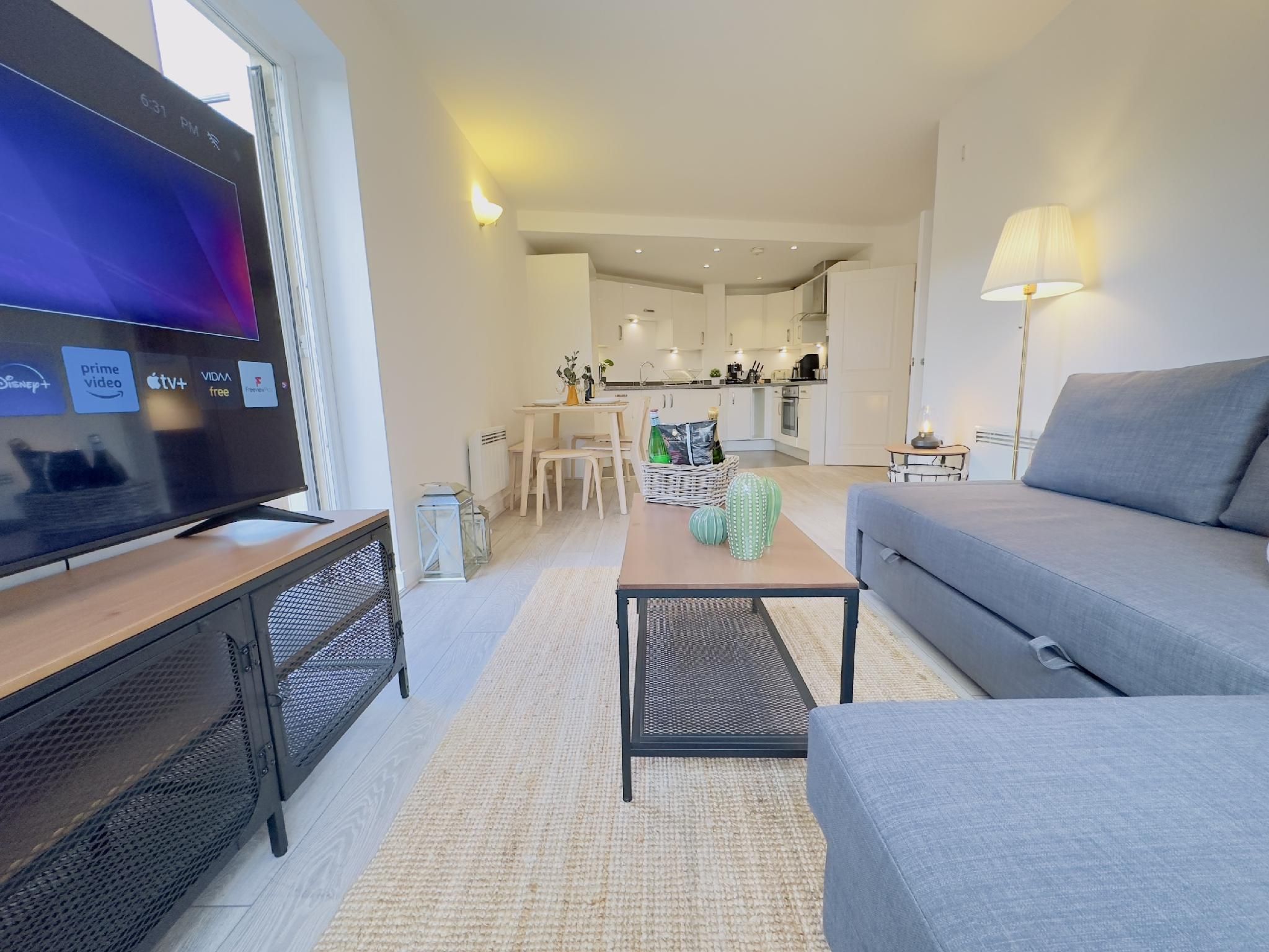 Luxury-Apartment-Private Bathroom-Canary Wharf View