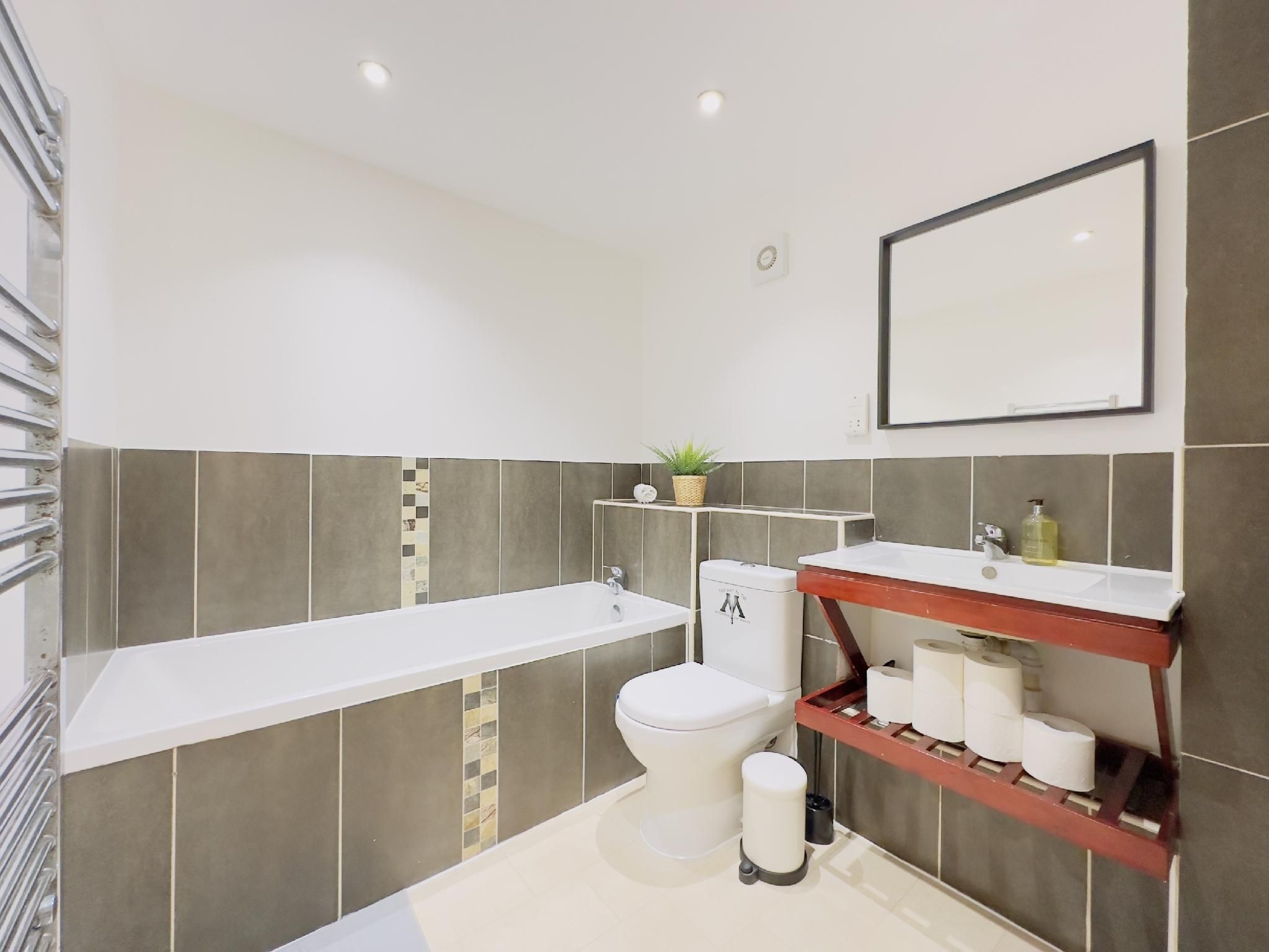 Luxury-Apartment-Private Bathroom-Canary Wharf View