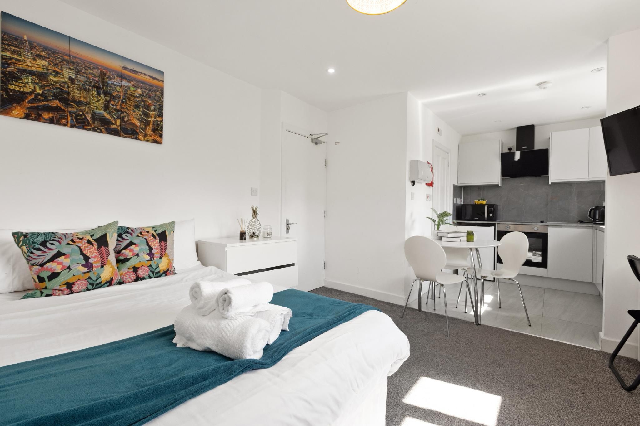apartment-luxury-ensuite with shower