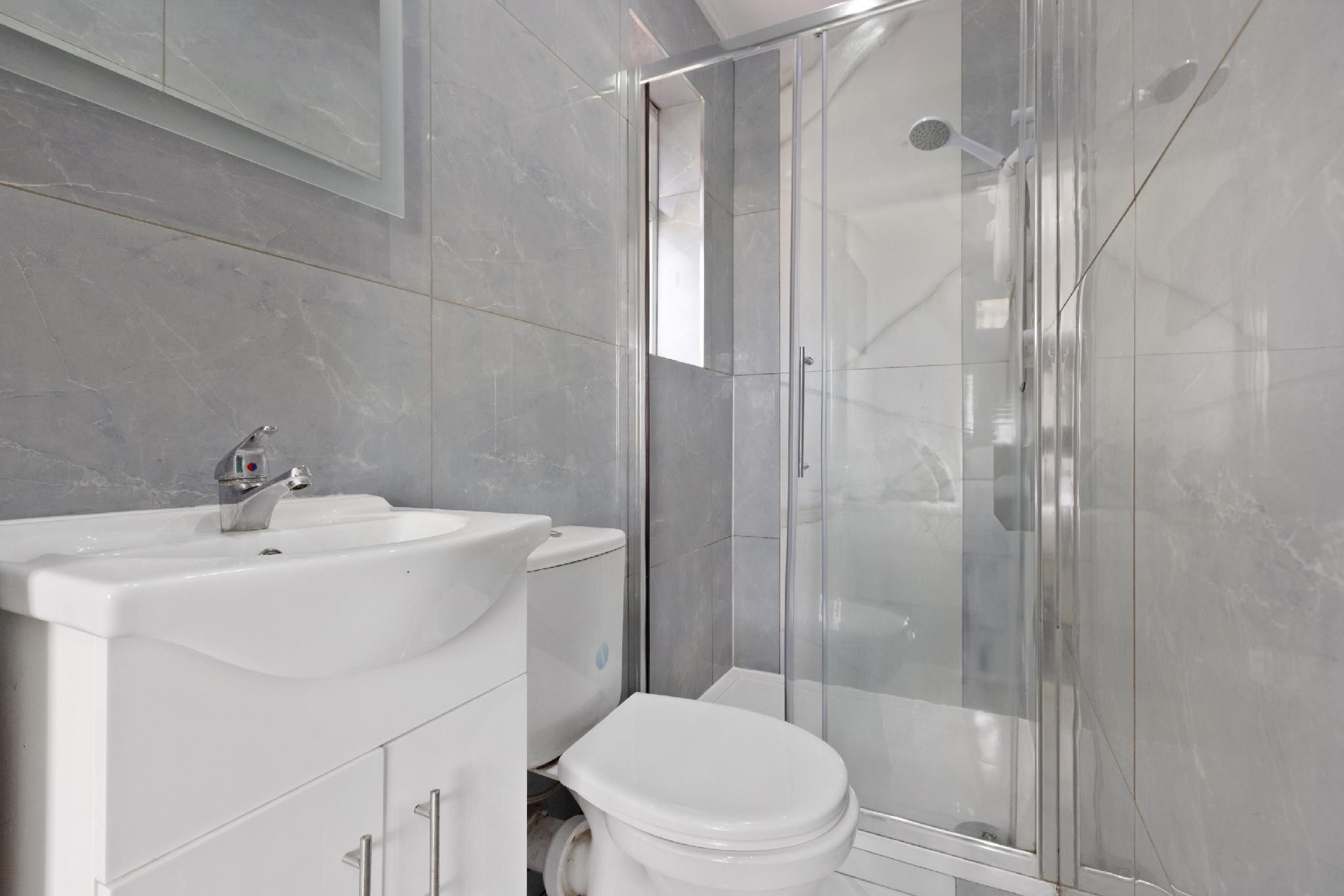 apartment-luxury-ensuite with shower