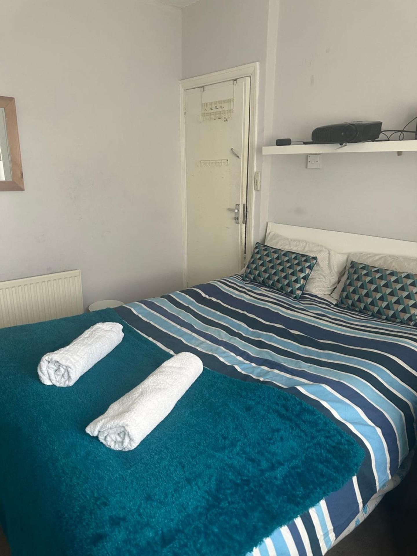 Self-contained en-suite close to Wembley stadium Deluxe Double Room 2