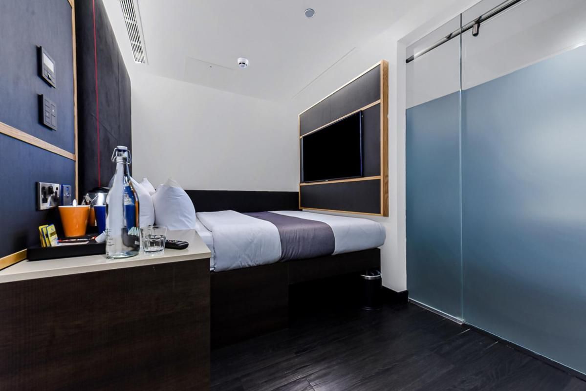 The Z Hotel Leicester Square Queen Room - Accessible without Window 2