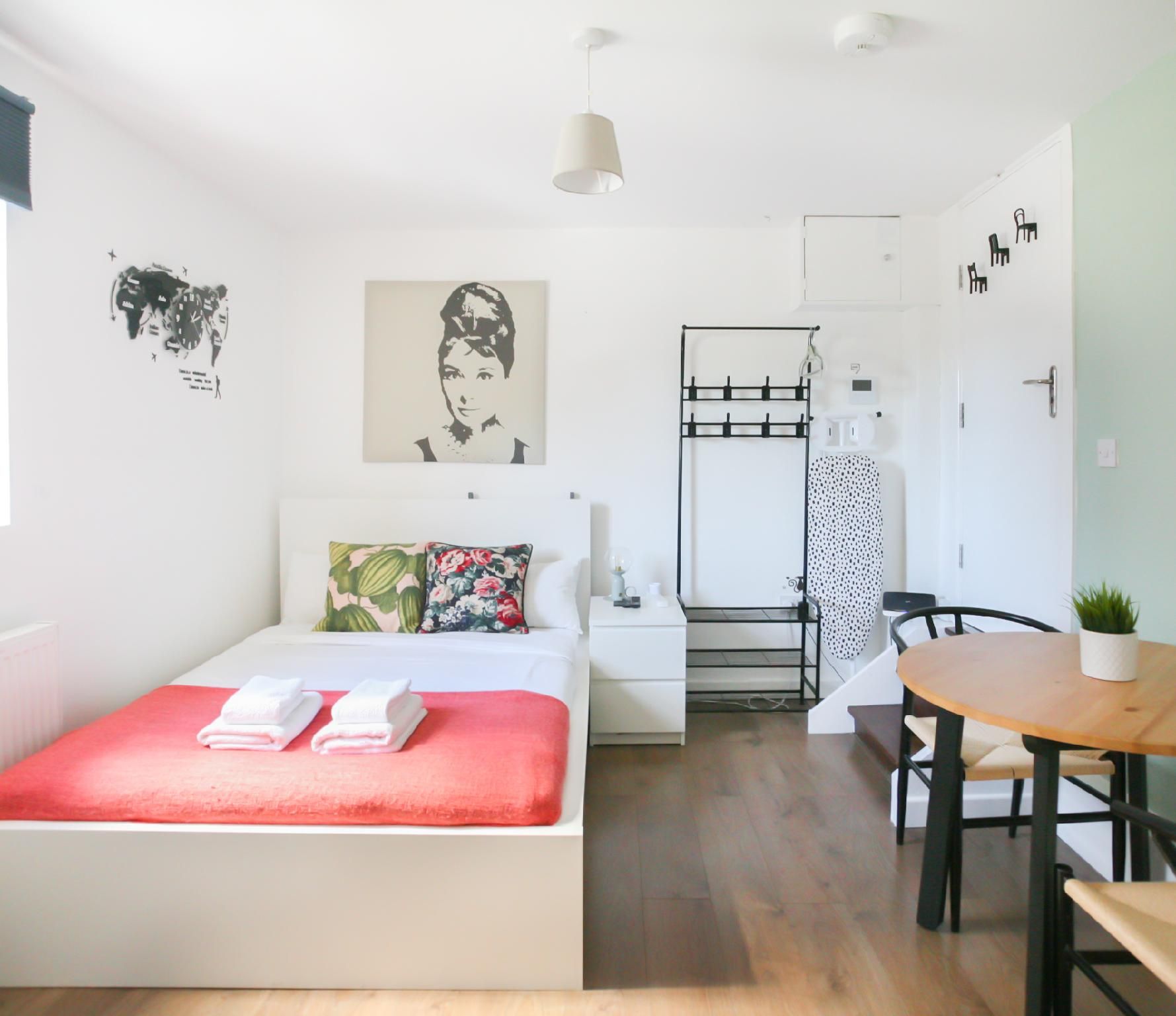 DALSTON FLAT 5