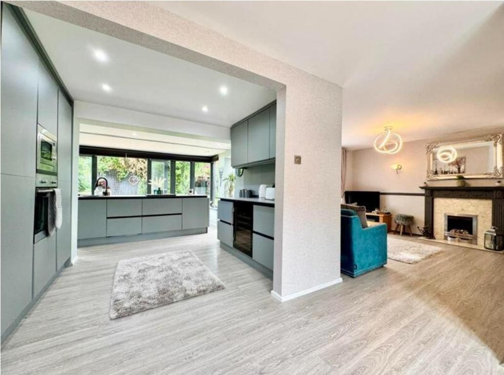 luxury 3 bedroom house  Quiet/Central/free parking