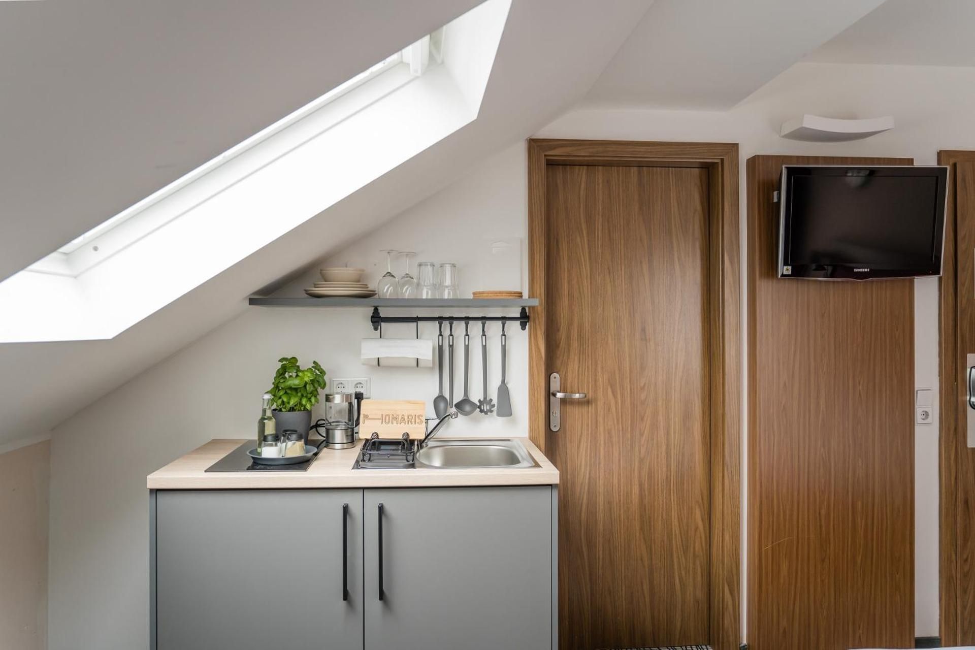 Point Hotel Apartments and Rooms Double Room 3