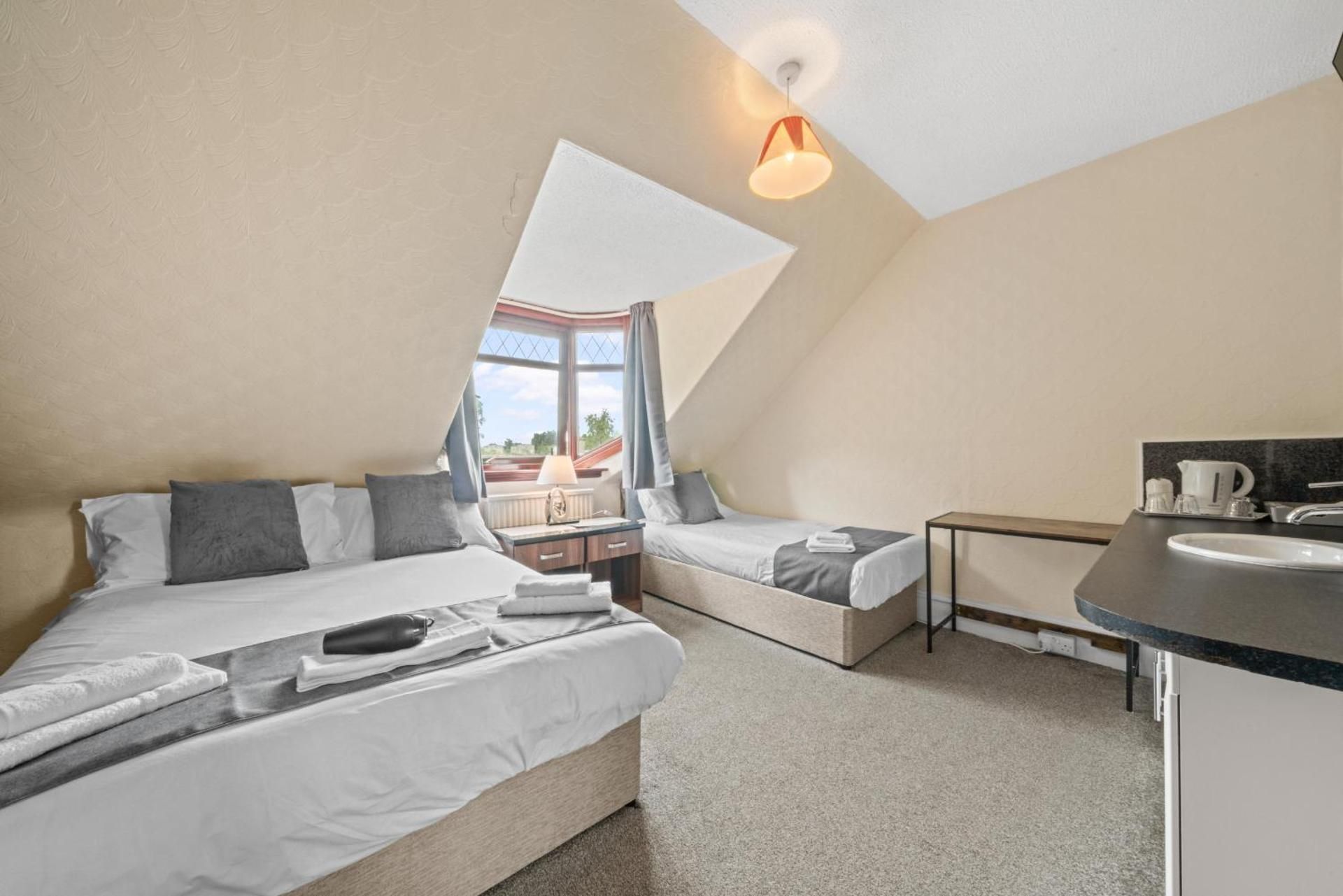 Basic Triple Room with Shared Bathroom