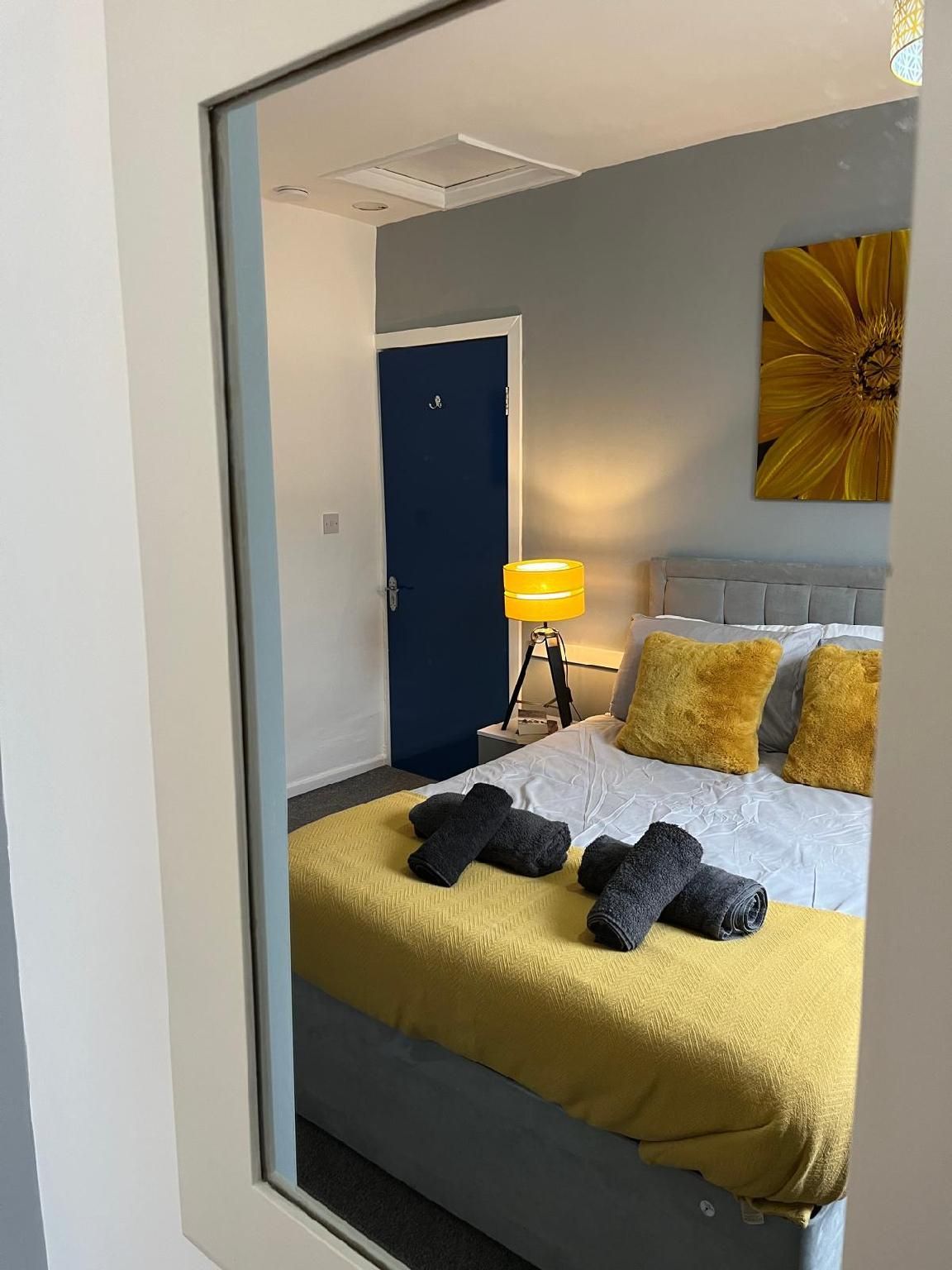 House-Comfort-Private Bathroom-Street View-Byron Place