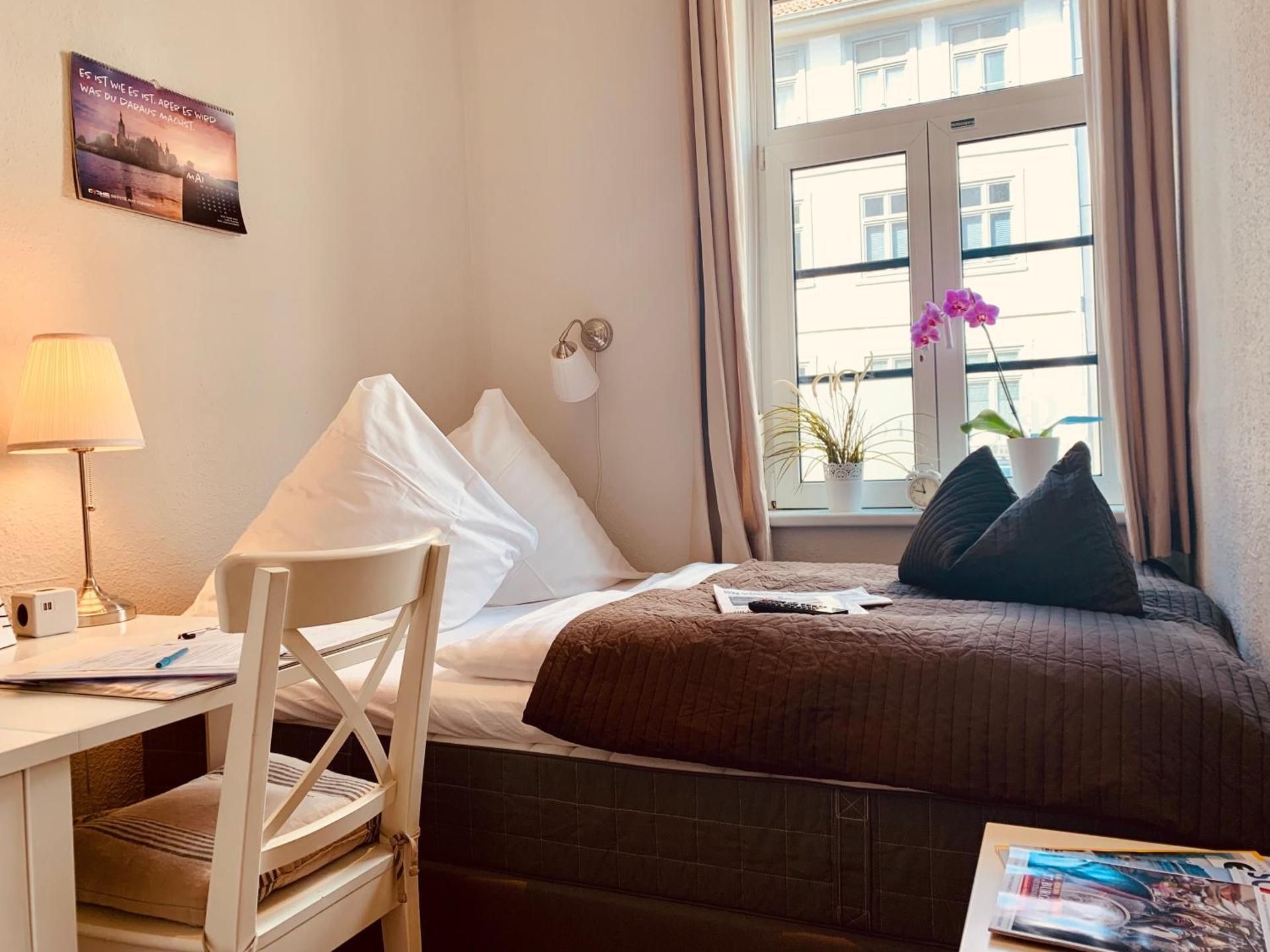 Single Room with Queen-size Bed