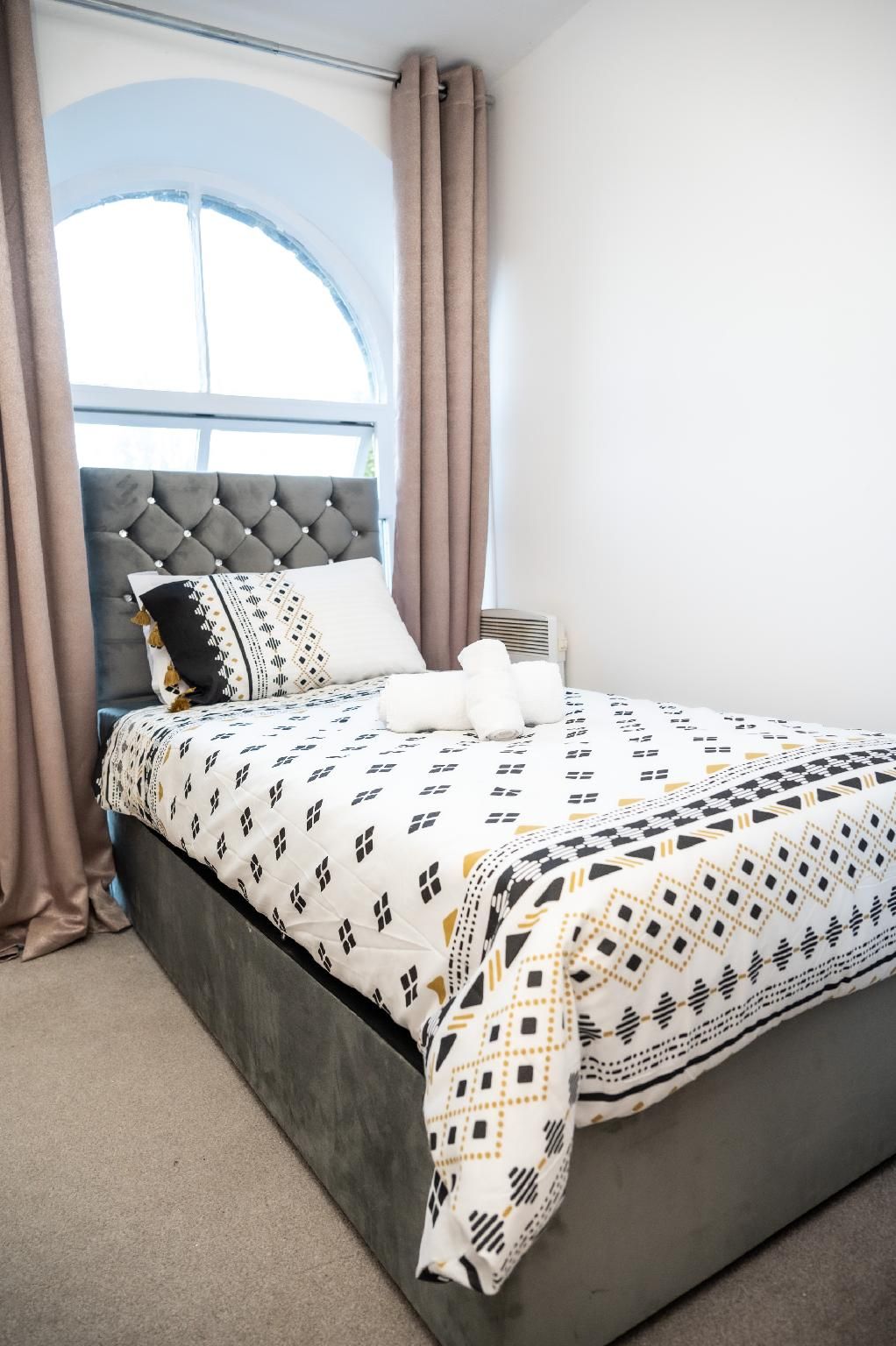 Apartment-Comfort-Private Bathroom-Street View-Free Parking