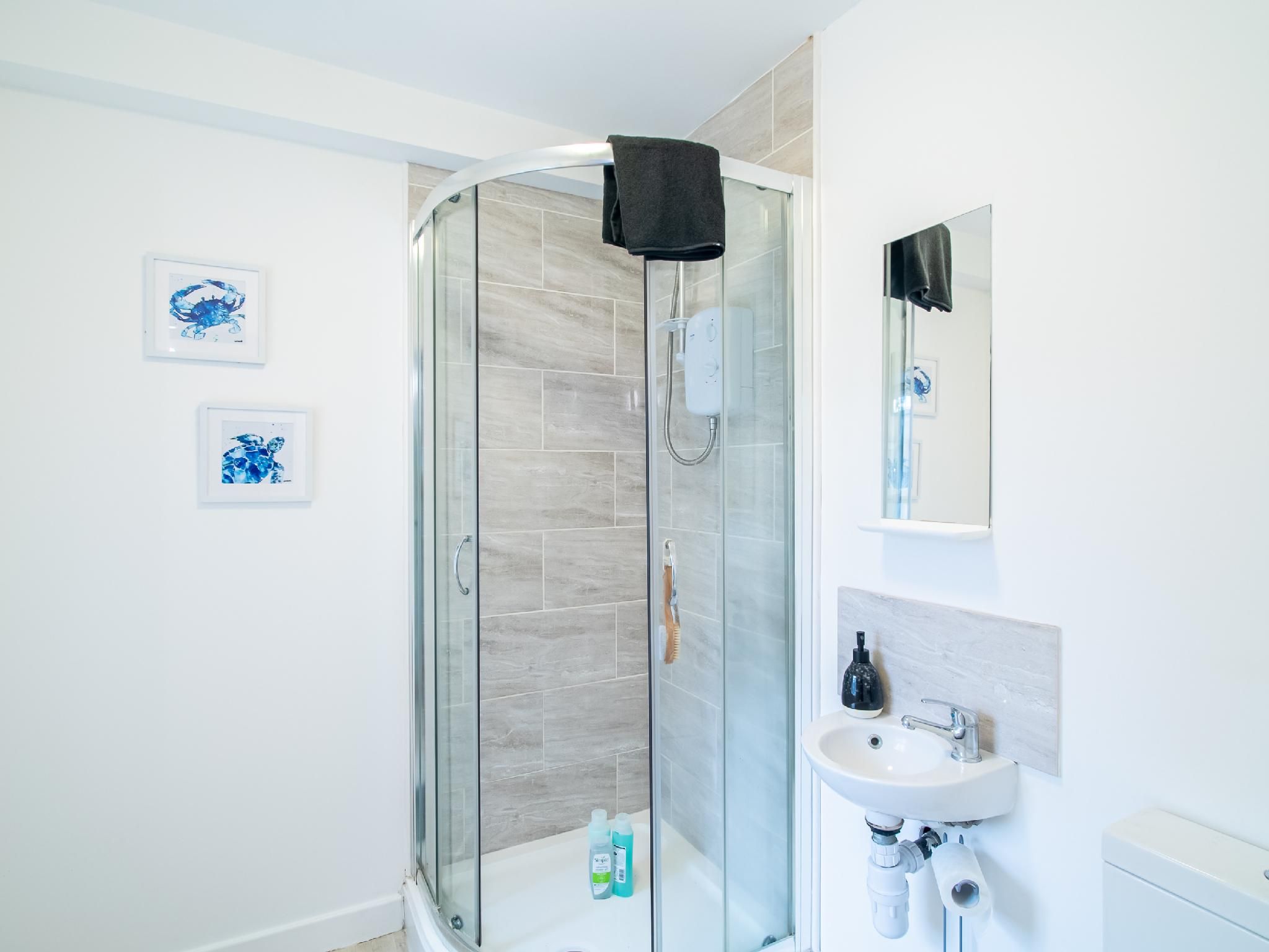 Studio-Apartment-Ensuite with Shower-Street View-Free Private Parking