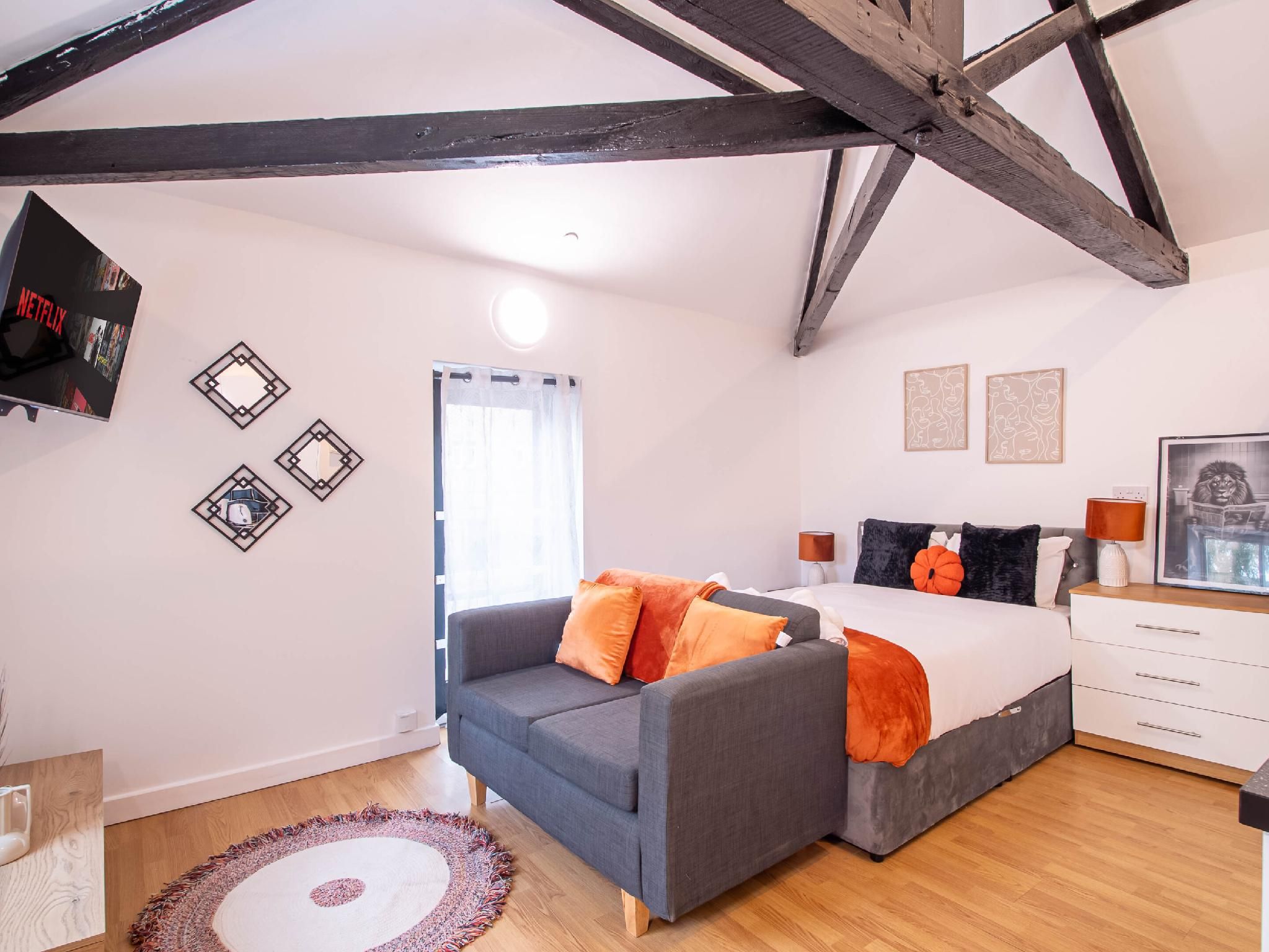 Comfort-Studio-Ensuite with Shower-Street View-Free Parking