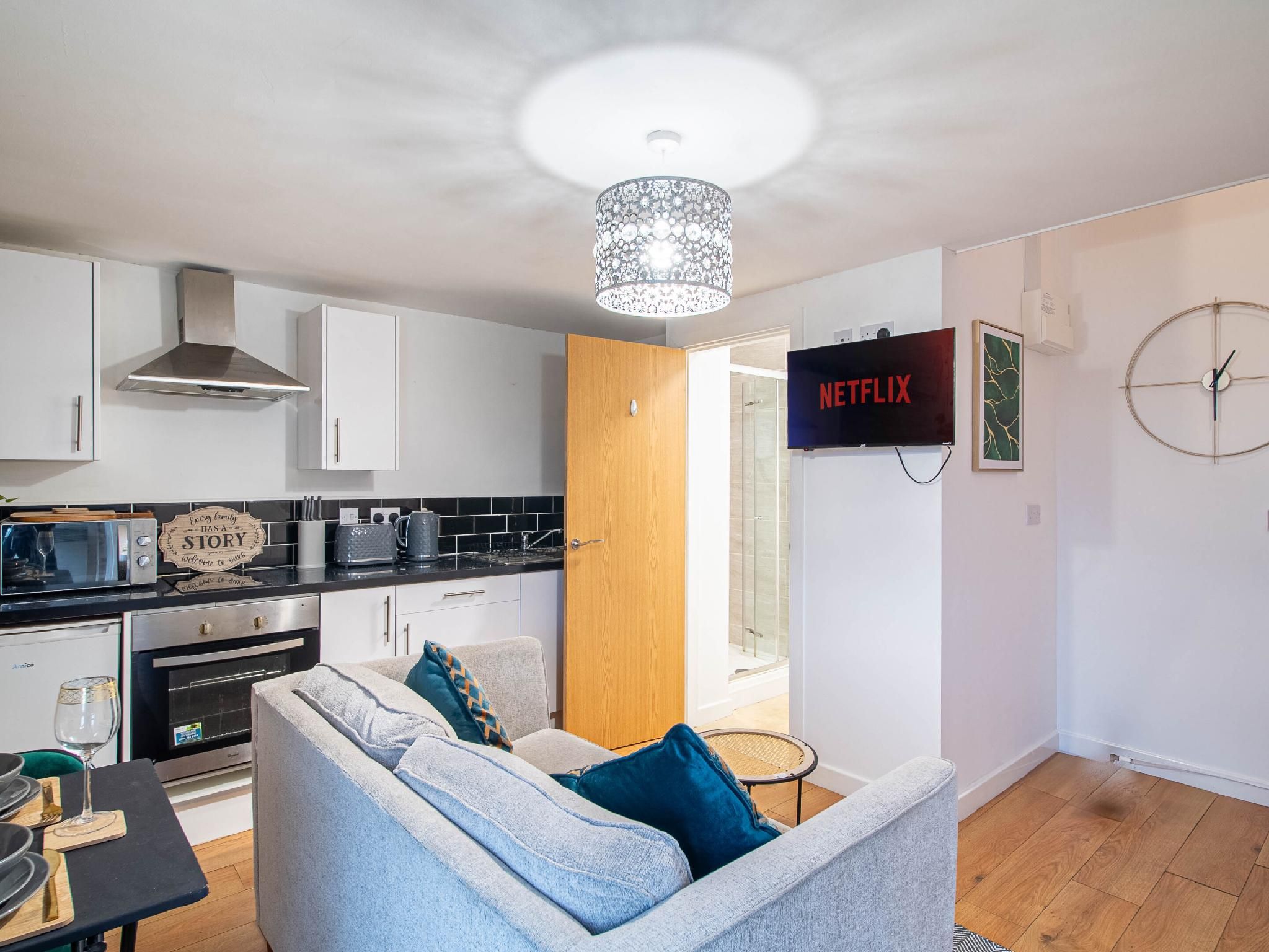 Comfort-Apartment-Private Bathroom-Street View-Free Street Parking