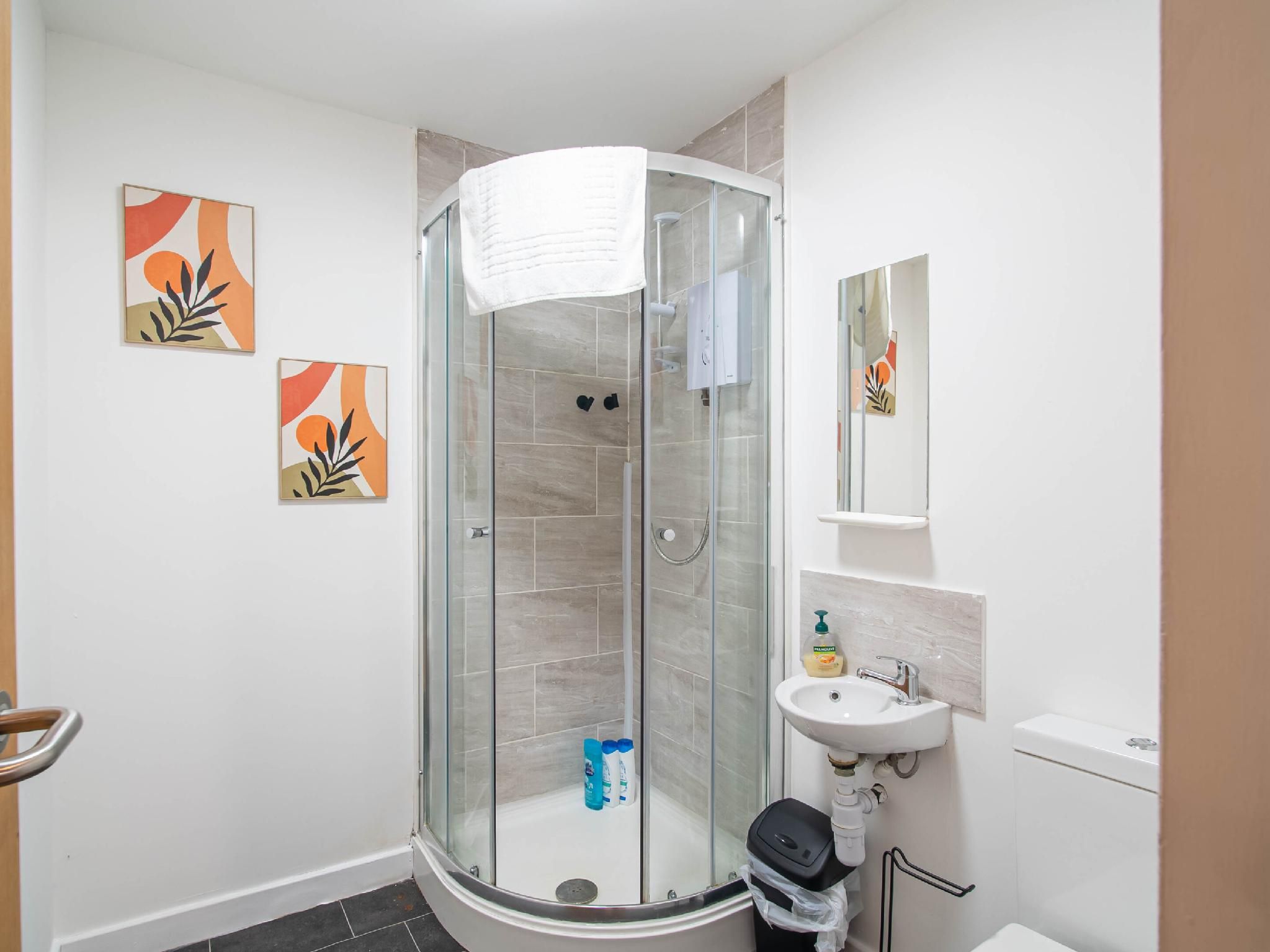 Comfort-Studio-Ensuite with Shower-Street View-Free Parking
