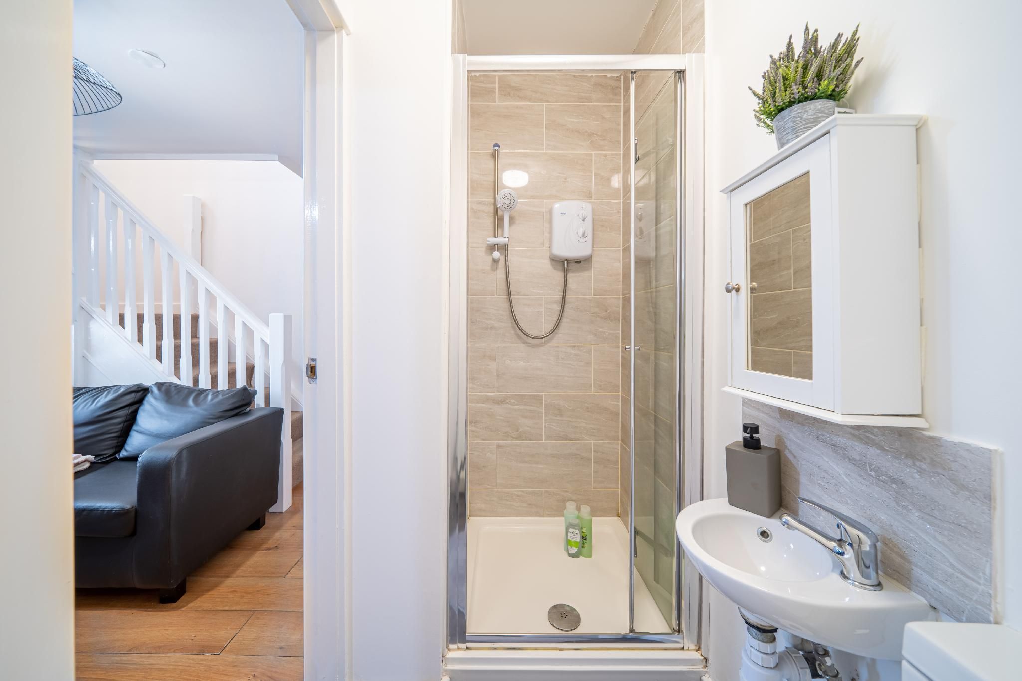 Classic-Apartment-Private Bathroom-Street View-Next to Kirkstall Centre