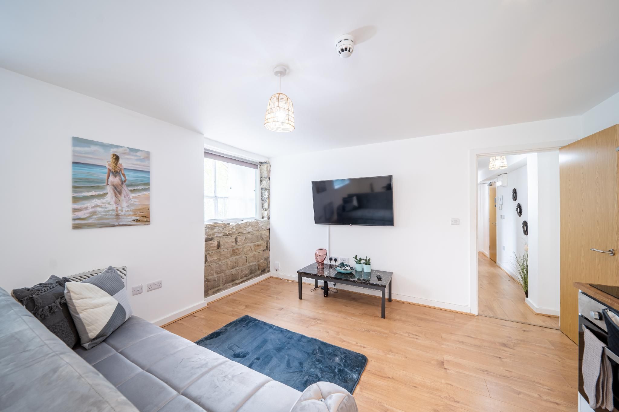 Apartment-Suite-Private Bathroom-Street View-Free Private Parking