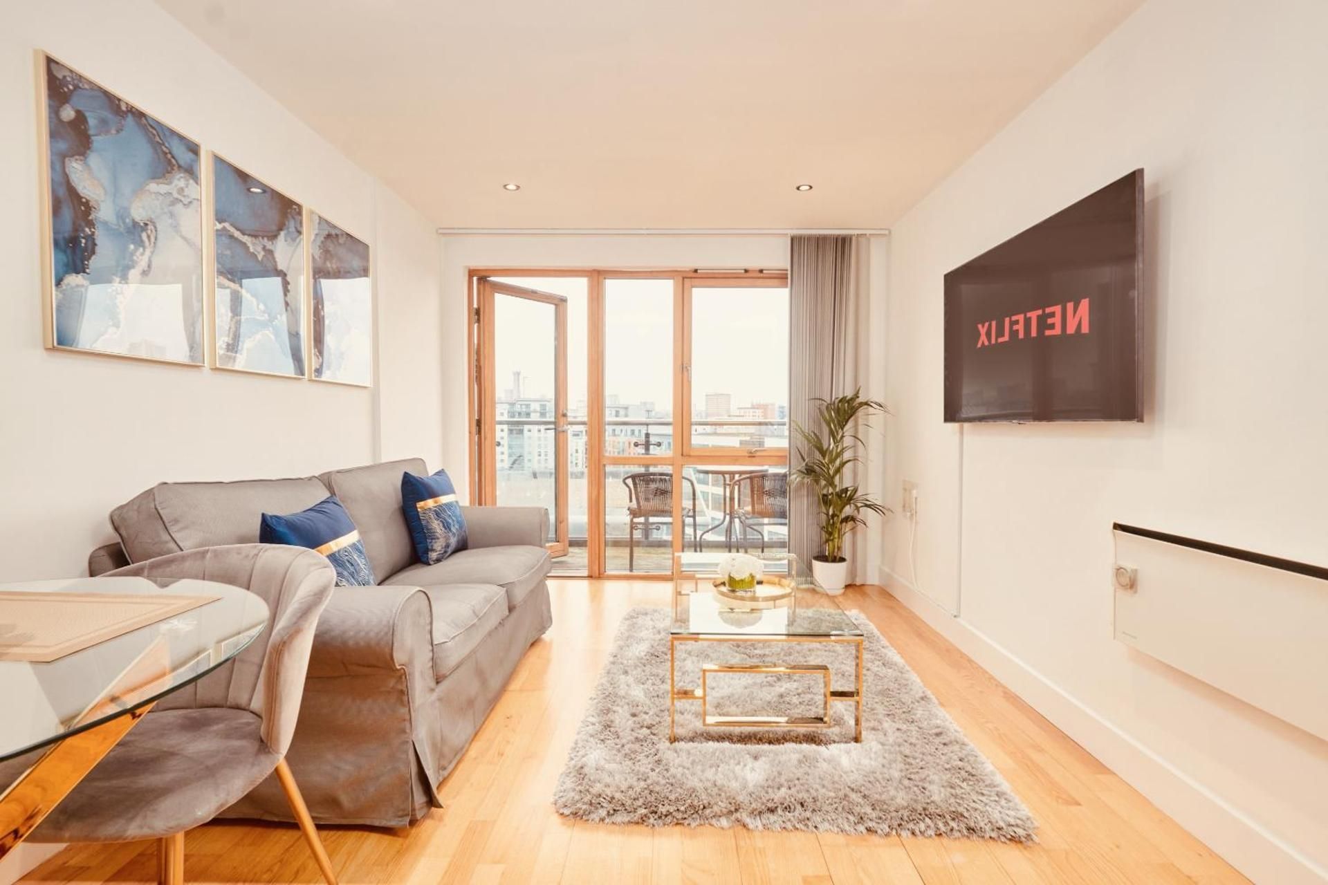 DELUXE APARTMENT