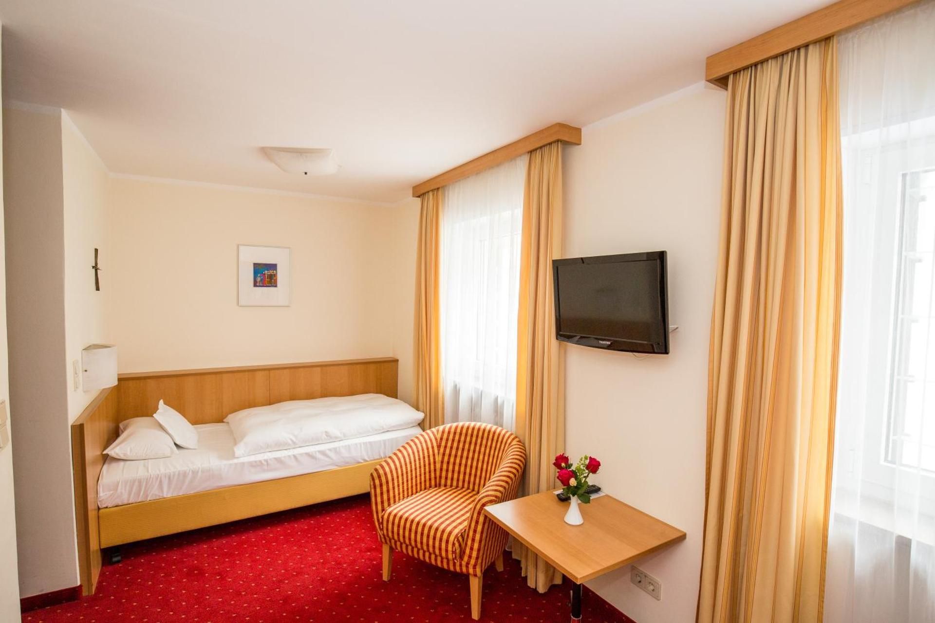 Single Room with Shower - Kardinal Wendel House