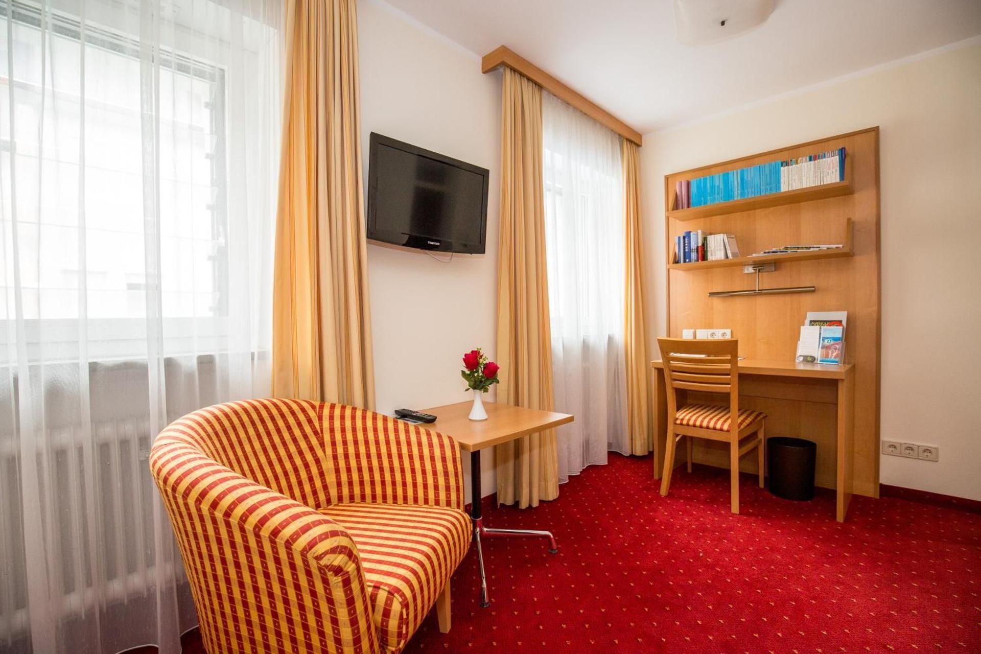 Single Room with Shower - Kardinal Wendel House