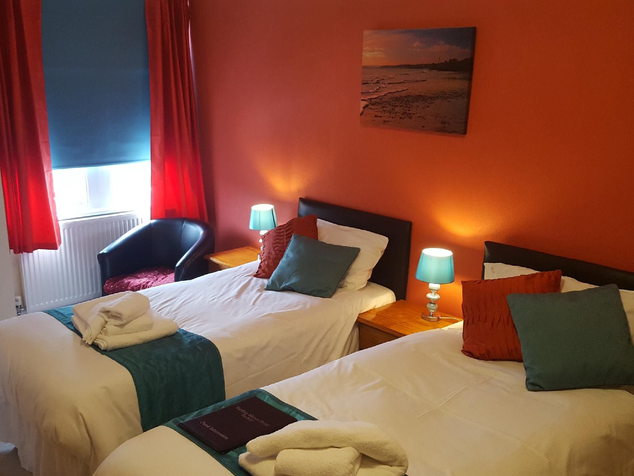 Twin room-Deluxe-Ensuite with Shower-Street View