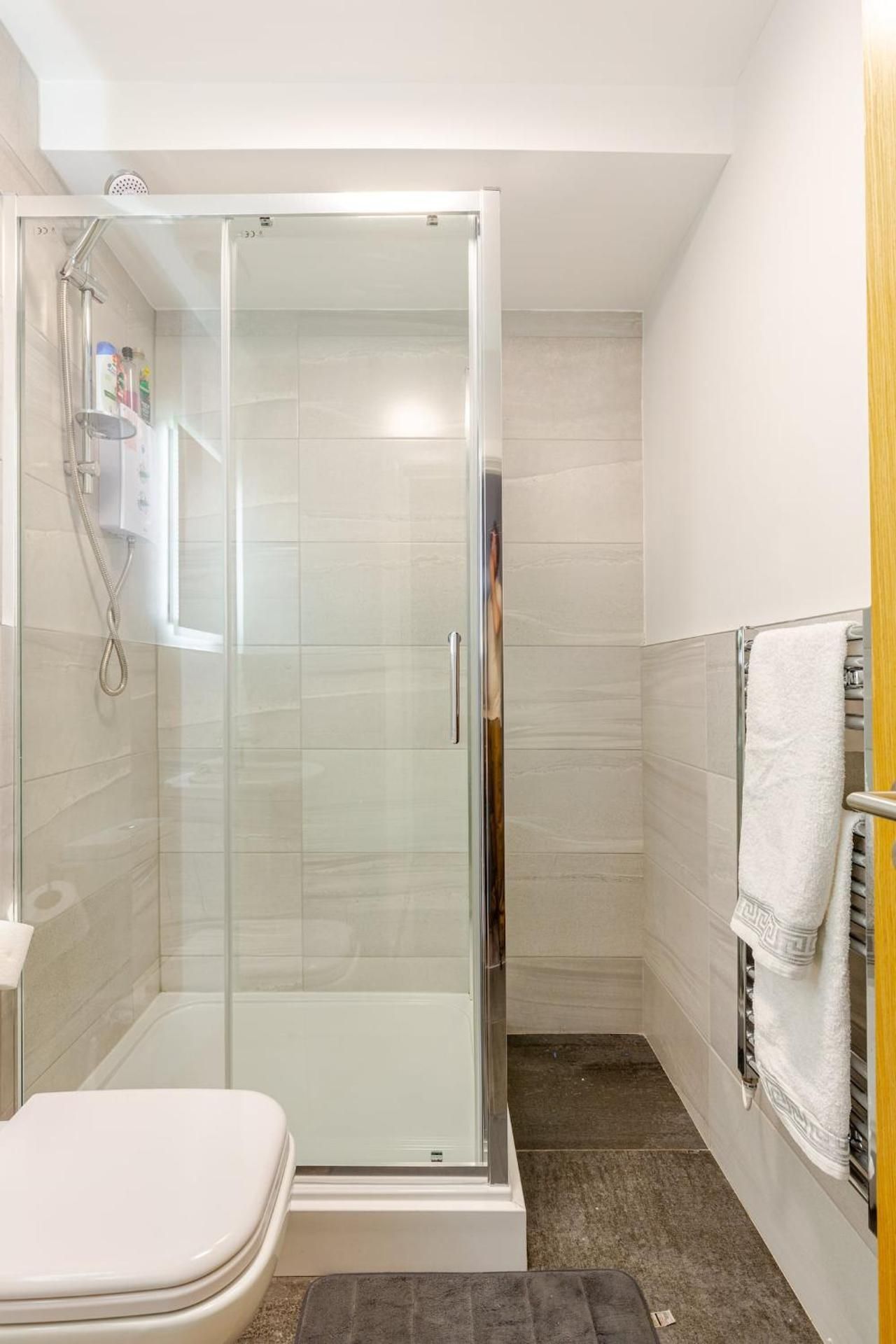 Large 2-Bedroom Apartment, Liverpool City Centre - Sleeps up to 10 Two-Bedroom Deluxe Apartment