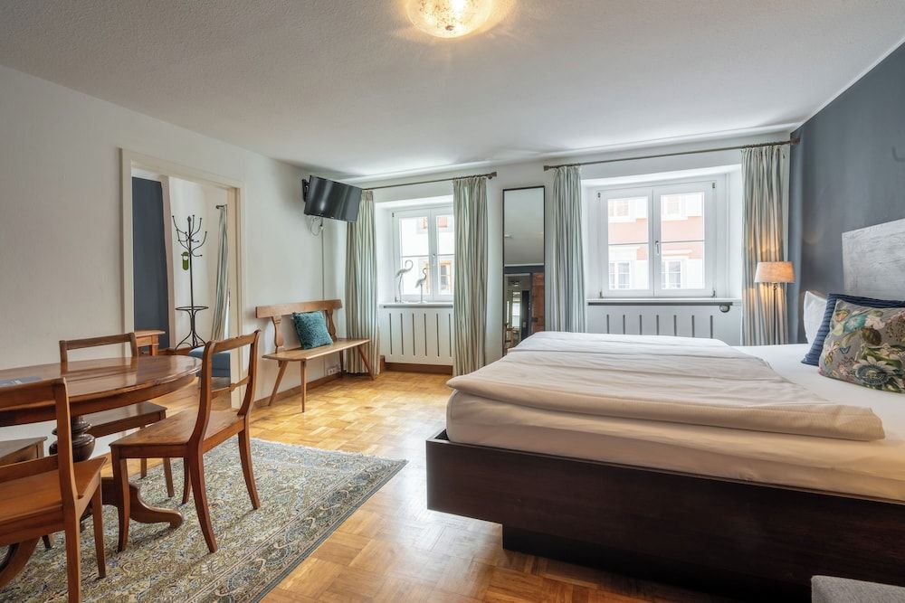 Suite, Balcony