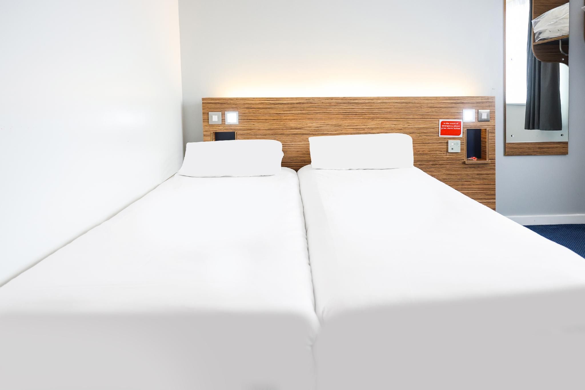 GO2 Lancaster Centre Hotel by OYO UA Twin Wet Room 2