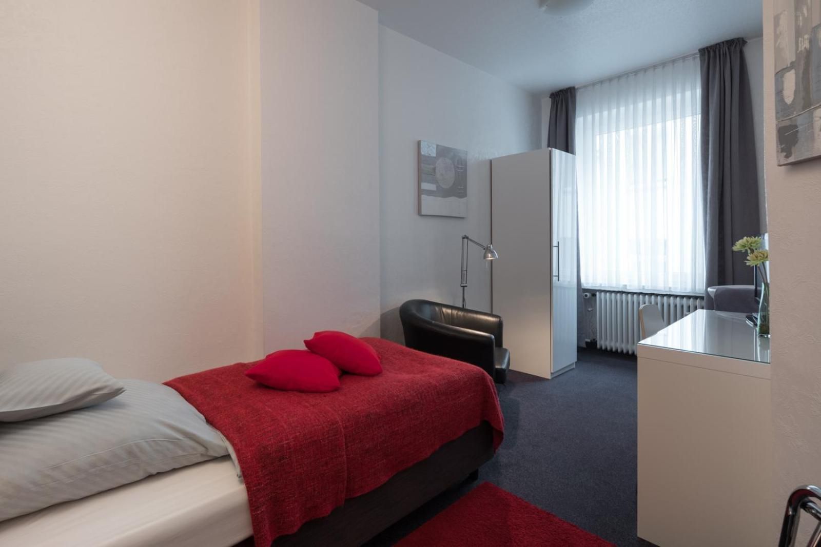 Single Room with shared bathroom and toilet on hallway