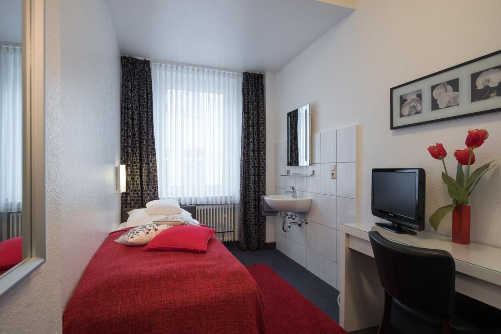 Single Room with shared bathroom and toilet on hallway