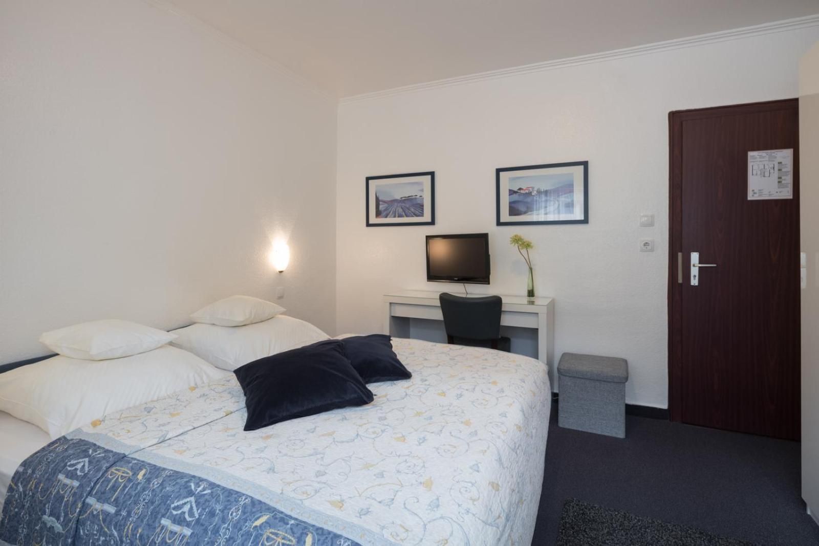 Double Room with Shared Bathroom and Toilet in Hallway