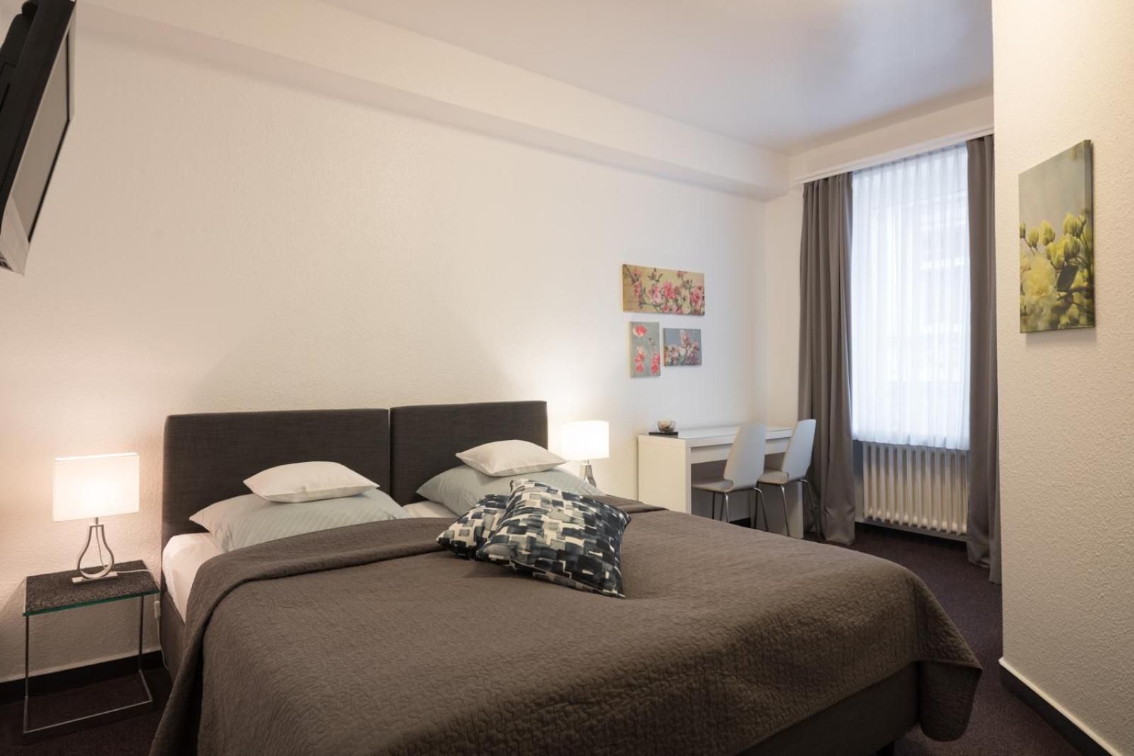 Double Room with Shared Bathroom and Toilet in Hallway
