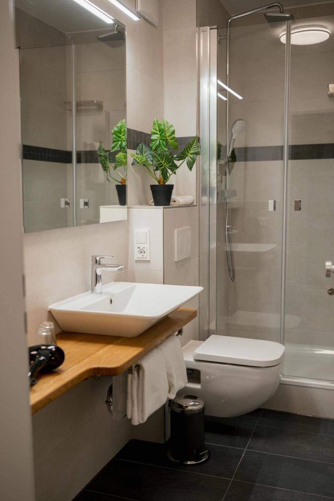 C99 Frank Double Room with Private External Bathroom 2