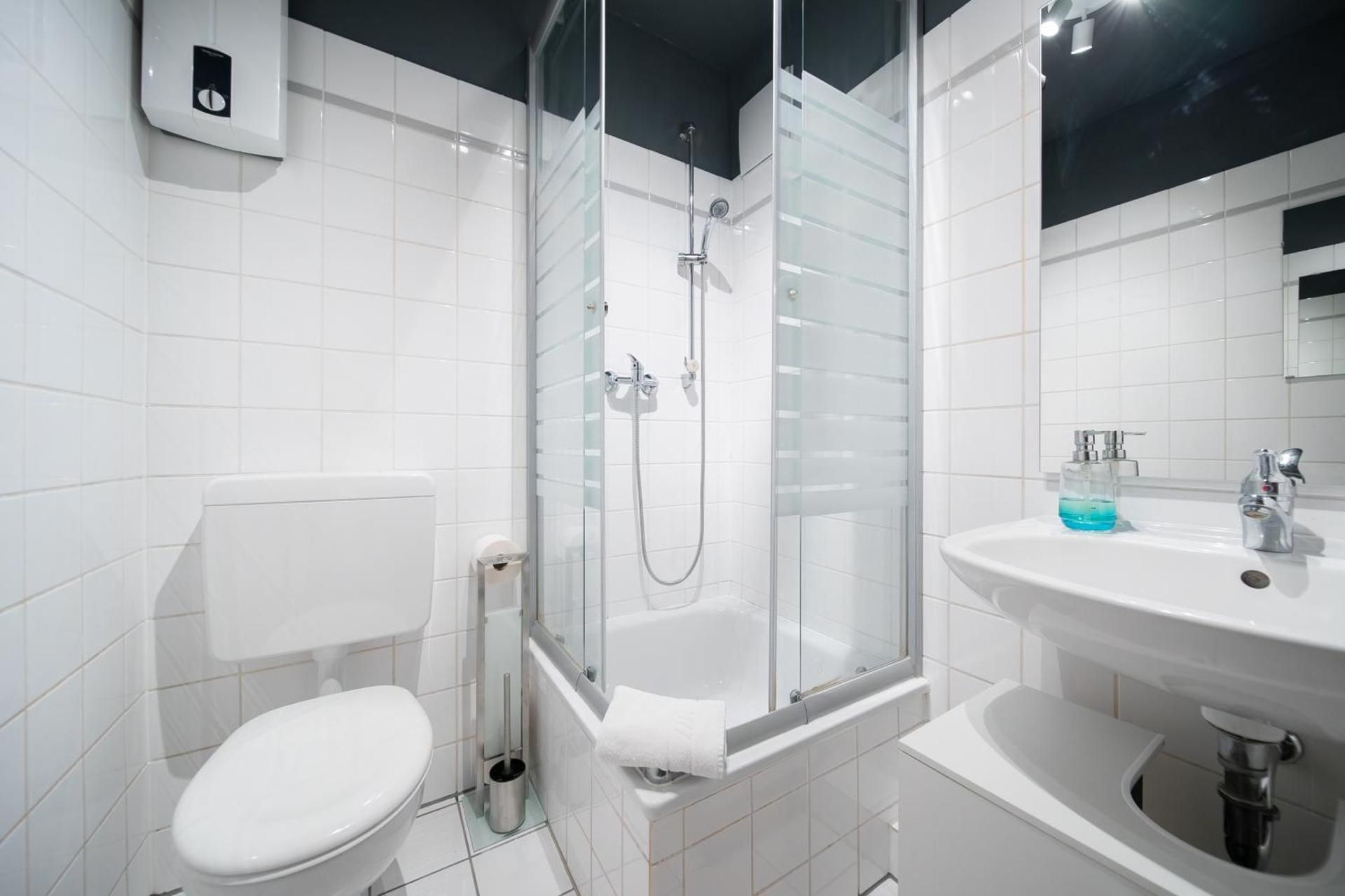 Favorite Stays - Neuss Furth Apartment with Balcony